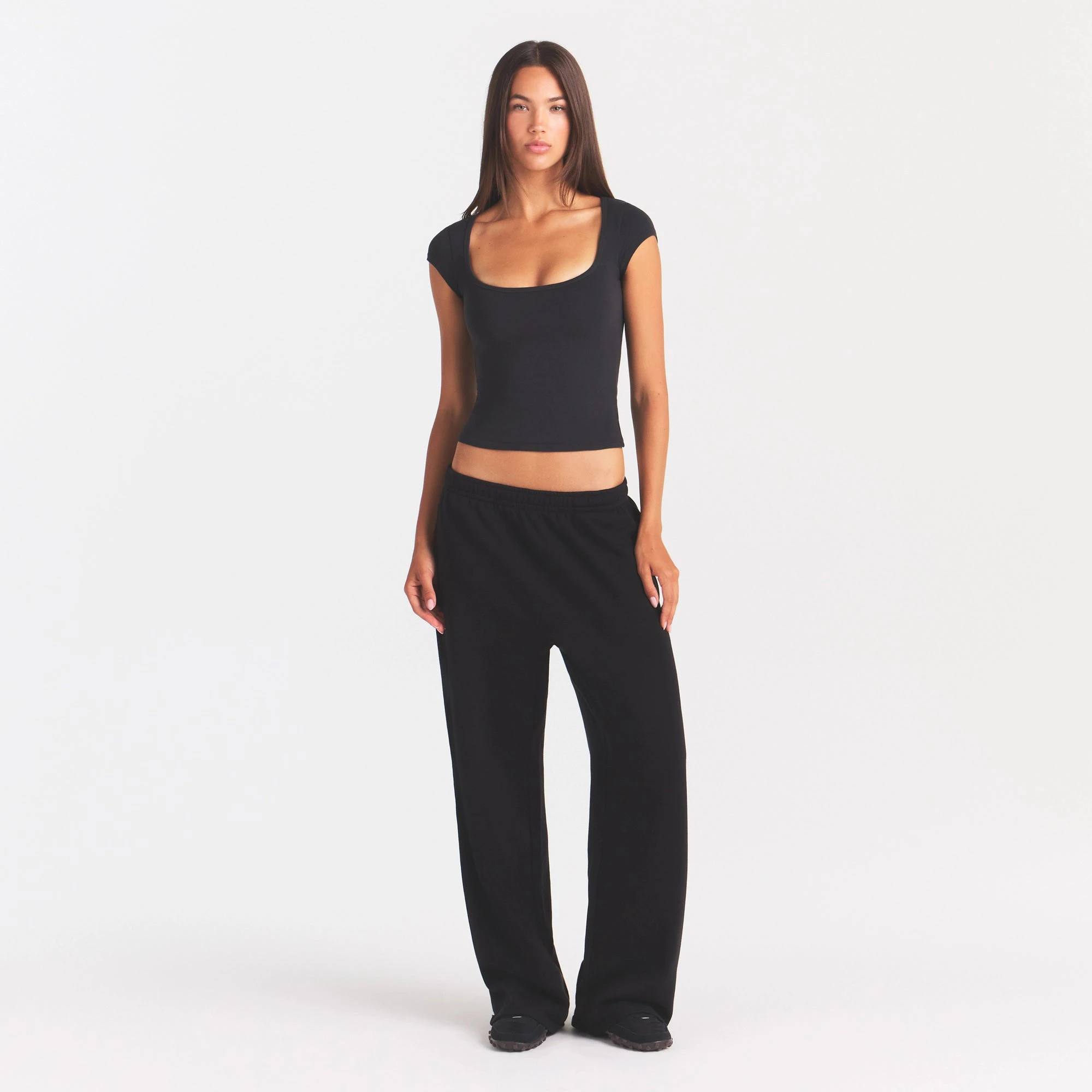 COTTON JERSEY SCOOP NECK T-SHIRT | SOOT ON A MODEL FRONT VIEW @ | FOCUS: 0.0, 1.0, 0.9
