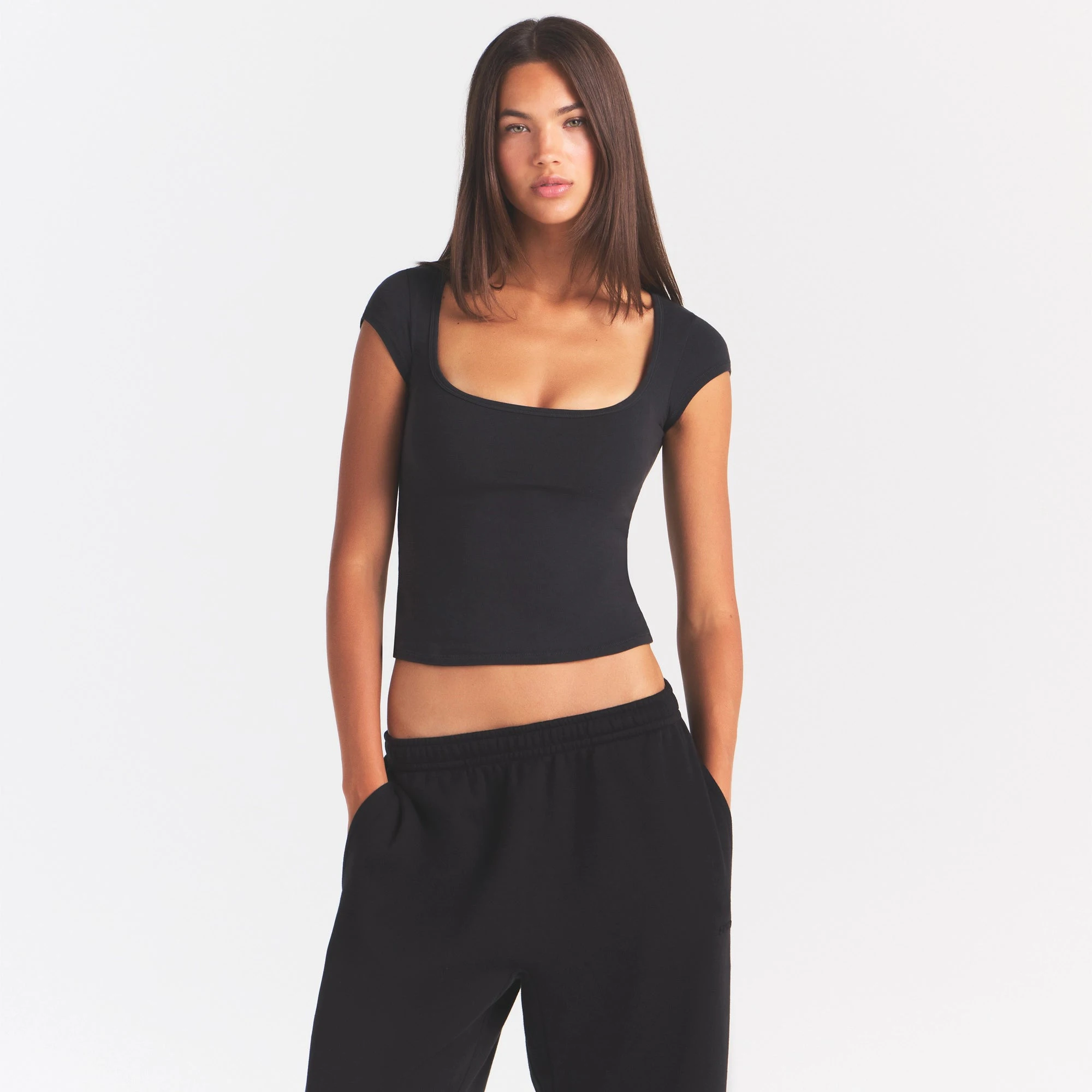 COTTON JERSEY SCOOP NECK T-SHIRT | SOOT ON A MODEL SIDE VIEW @ | FOCUS: 0.0, 1.0, 0.9