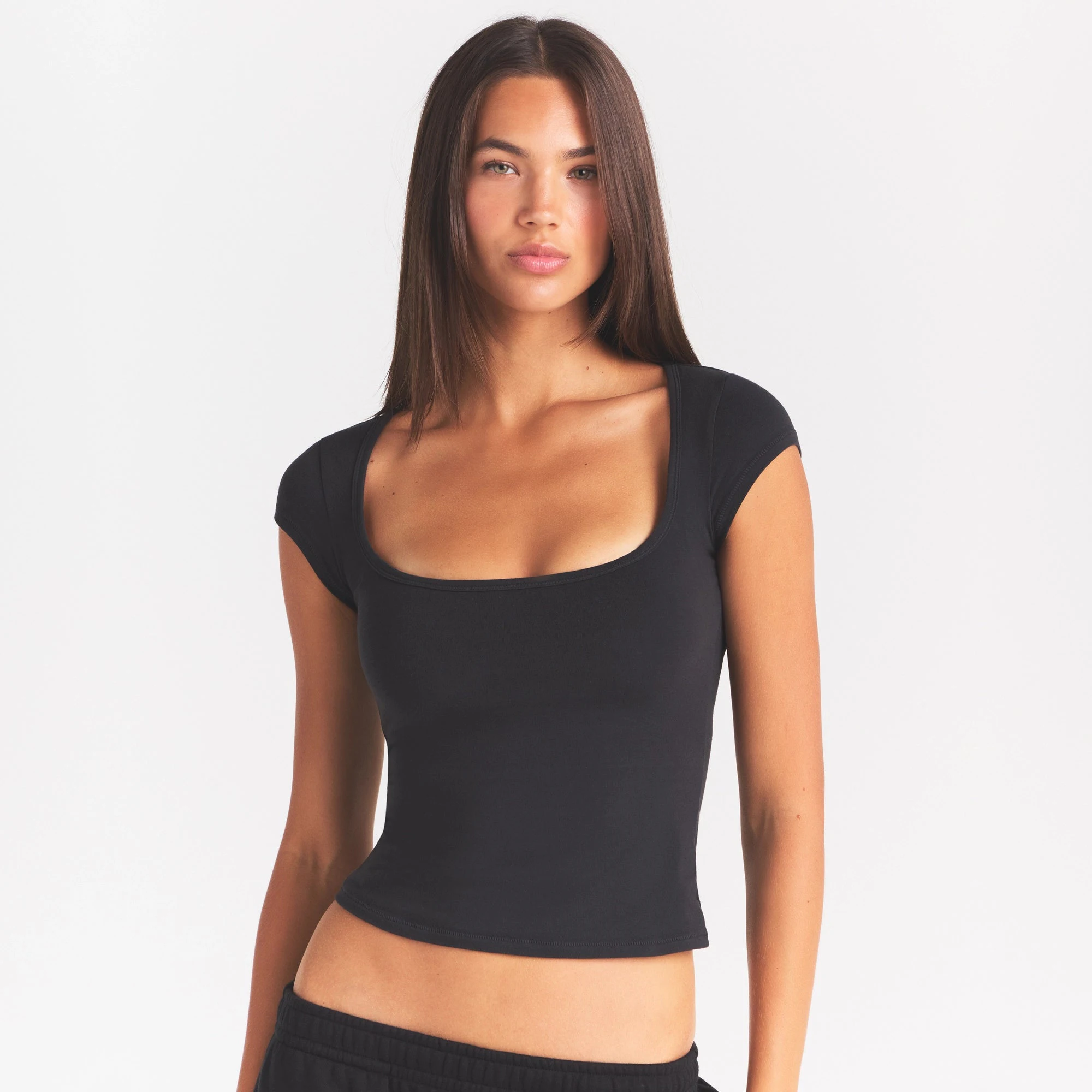 COTTON JERSEY SCOOP NECK T-SHIRT | SOOT ON A MODEL SIDE VIEW @ | FOCUS: 0.0, 1.0, 0.9