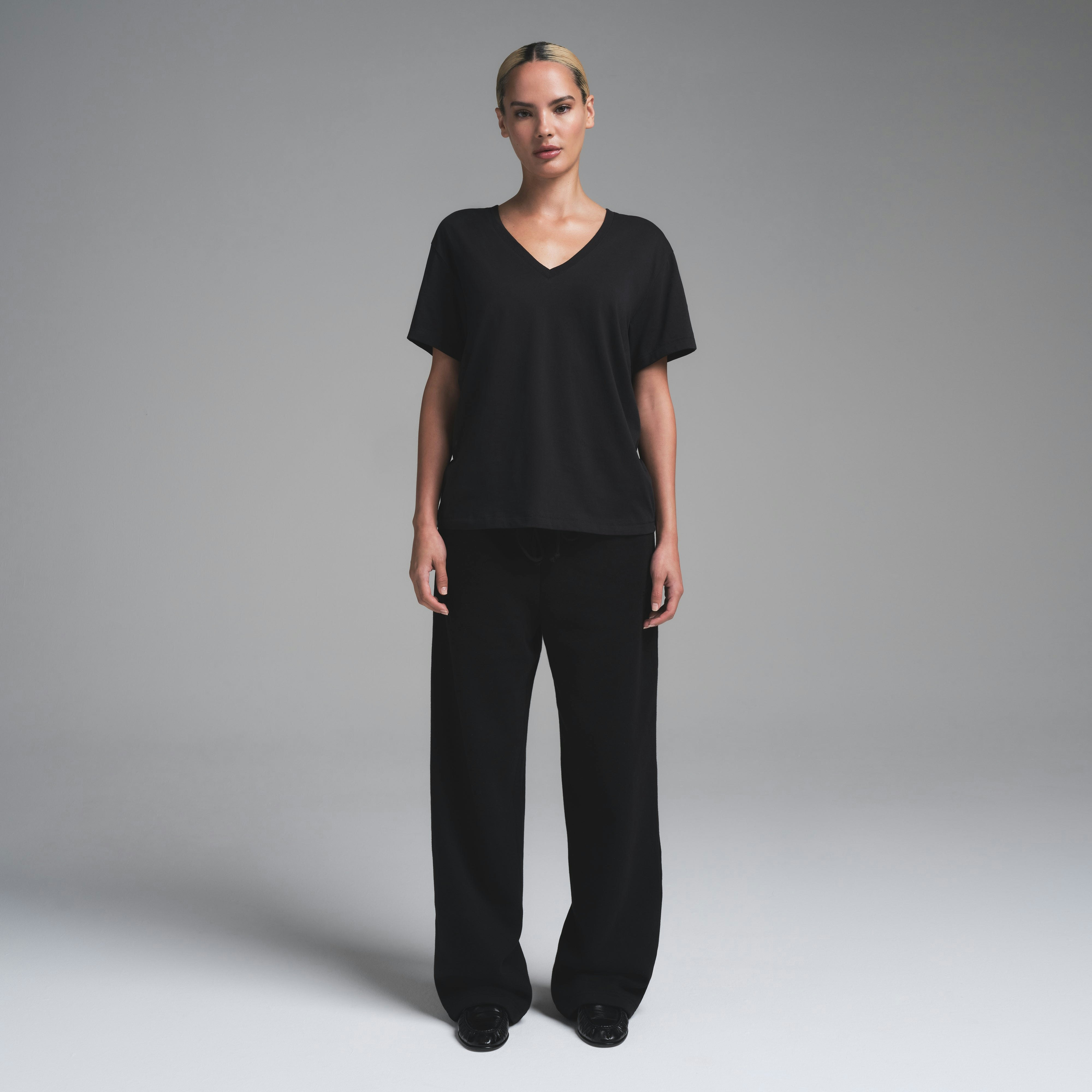 RELAXED TEES V NECK T-SHIRT | ONYX ON A MODEL FRONT VIEW | FOCUS: 0.0, 1.0, 0.9