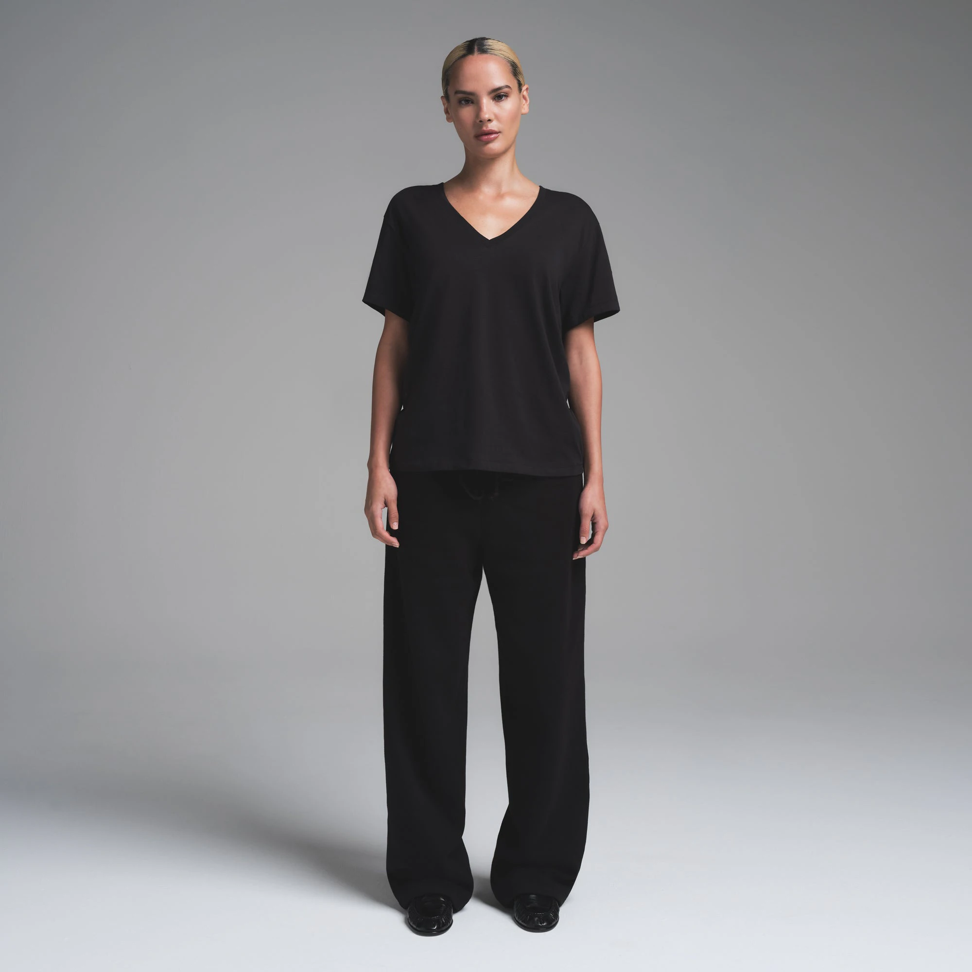 RELAXED TEES V NECK T-SHIRT | ONYX ON A MODEL FRONT VIEW | FOCUS: 0.0, 1.0, 0.9