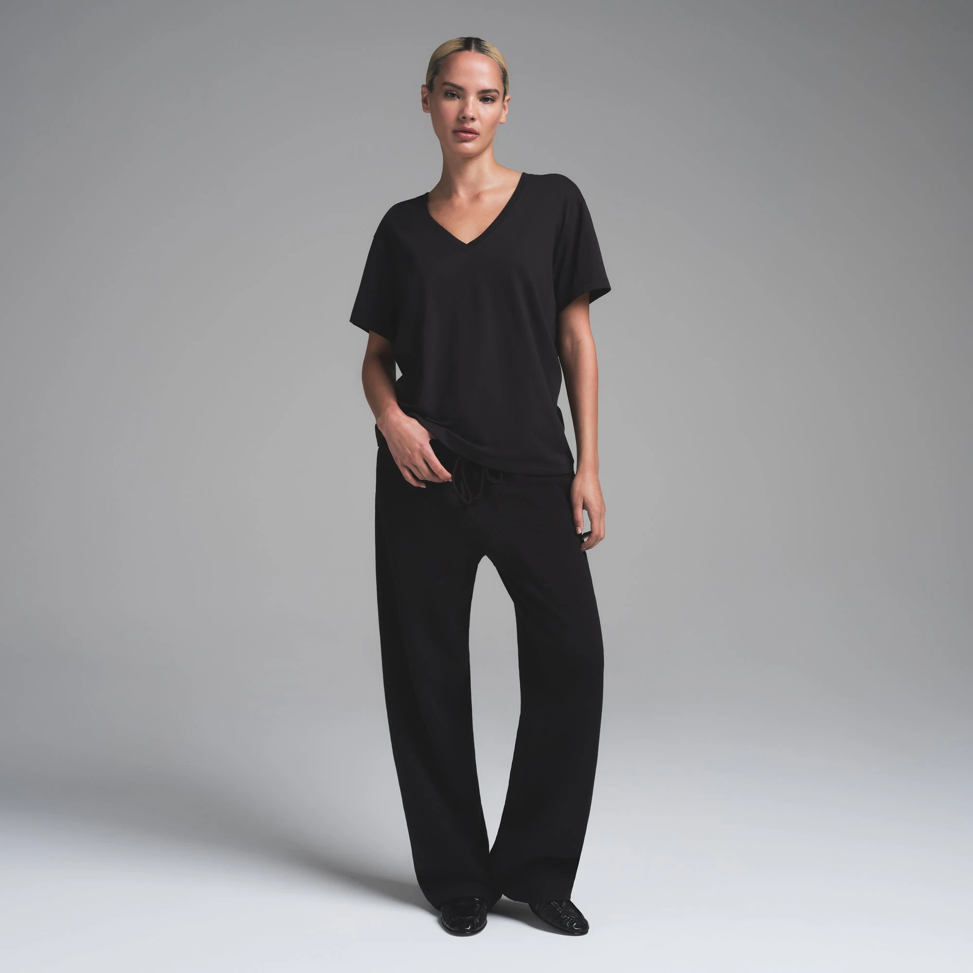 RELAXED TEES V NECK T-SHIRT | ONYX ON A MODEL FRONT VIEW | FOCUS: 0.0, 1.0, 0.9