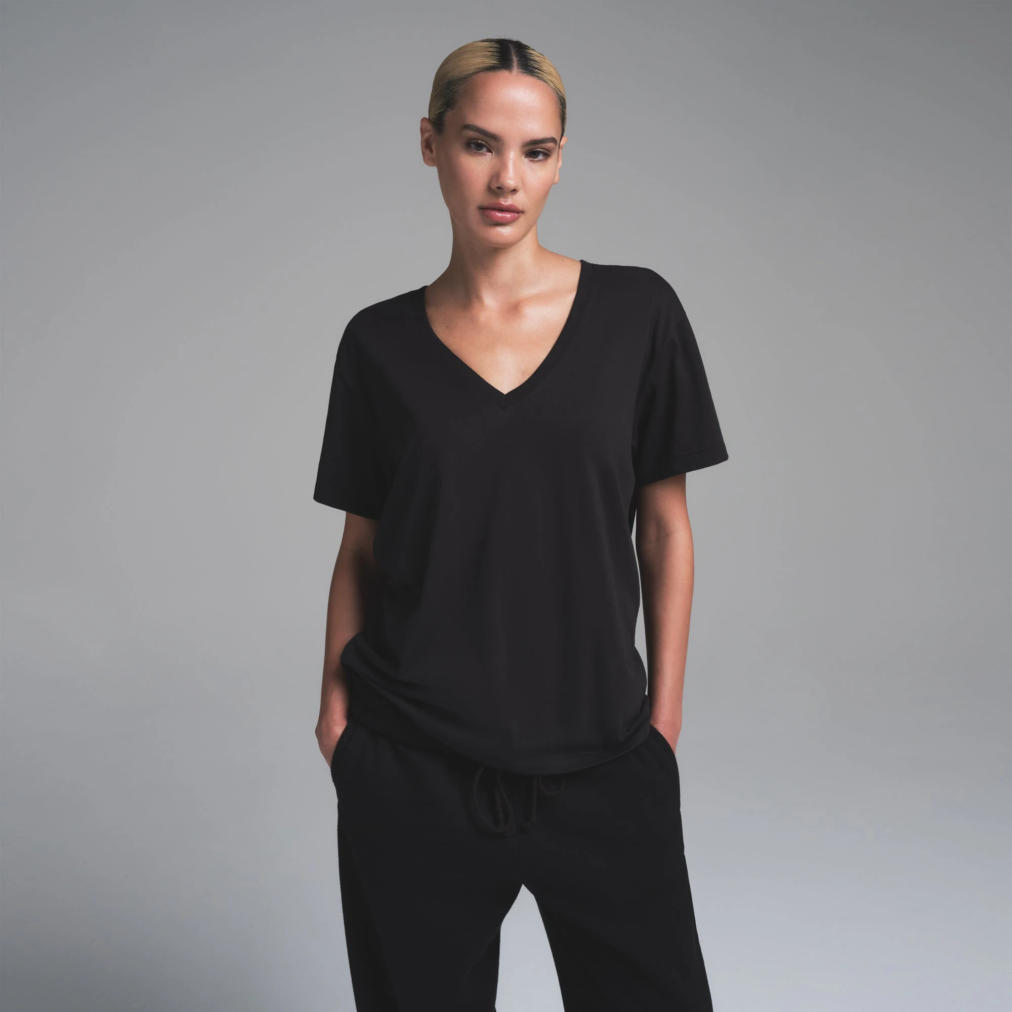 RELAXED TEES V NECK T-SHIRT | ONYX ON A MODEL SIDE VIEW | FOCUS: 0.0, 1.0, 0.9