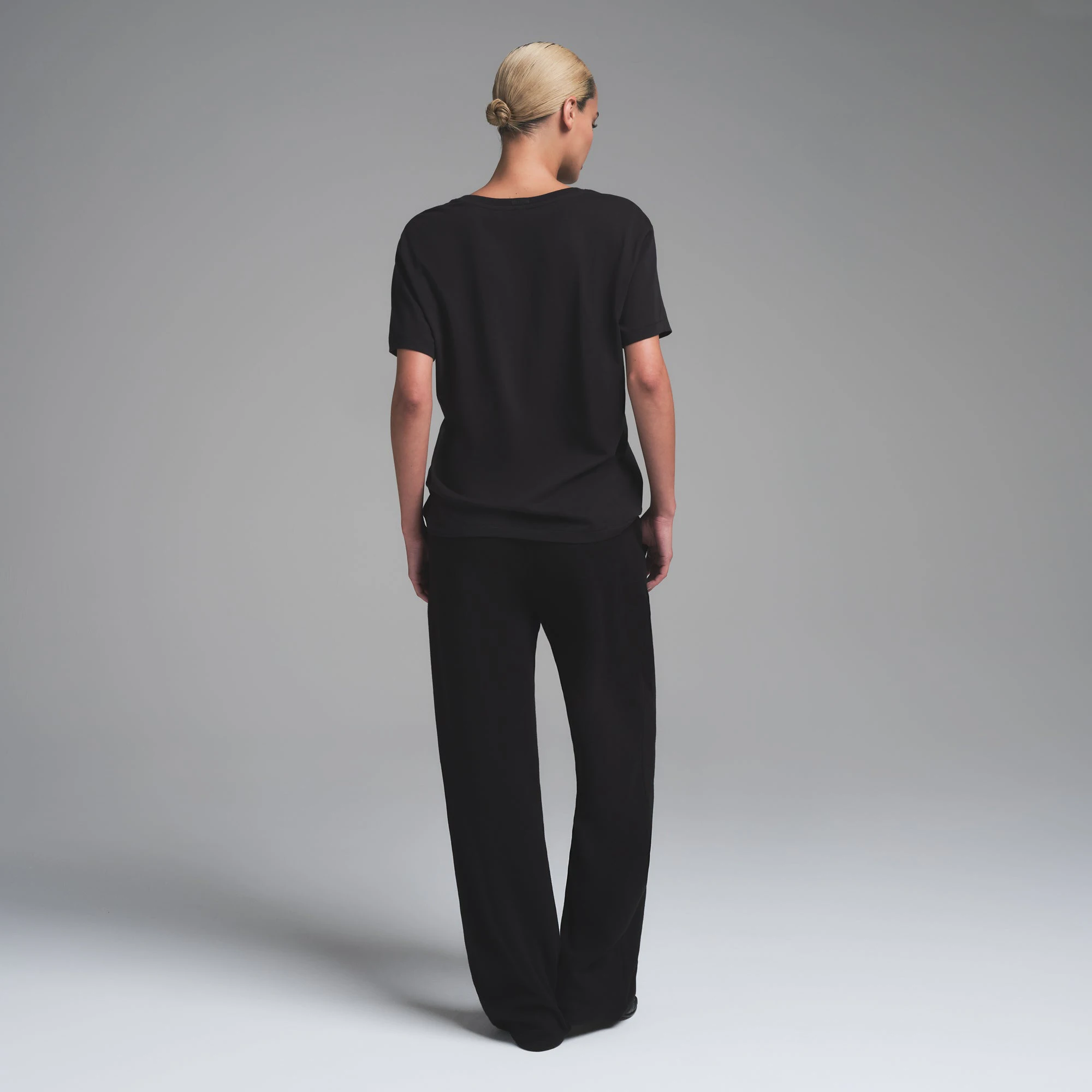 RELAXED TEES V NECK T-SHIRT | ONYX ON A MODEL FRONT VIEW | FOCUS: 0.0, 1.0, 0.9
