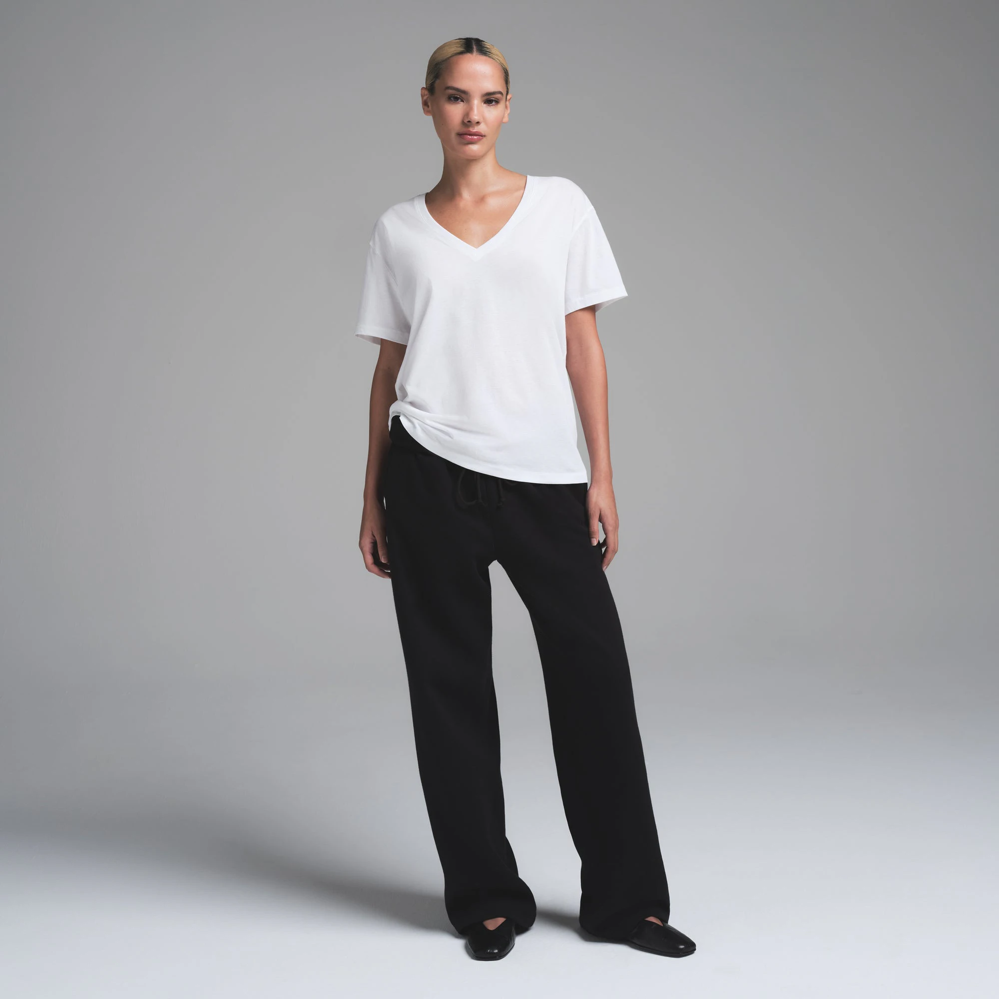 RELAXED TEES V NECK T-SHIRT | SNOW ON A MODEL FRONT VIEW | FOCUS: 0.0, 1.0, 0.9