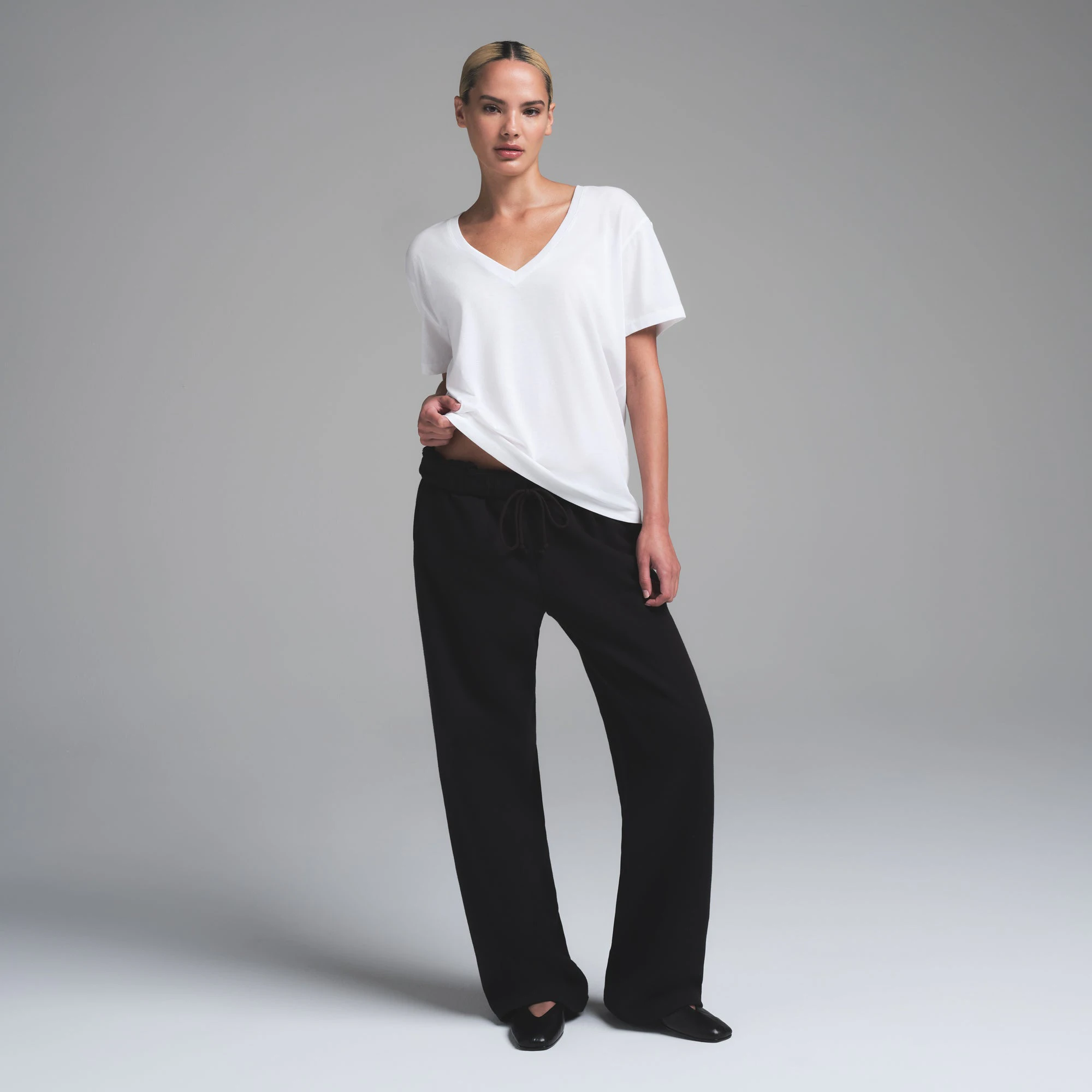 RELAXED TEES V NECK T-SHIRT | SNOW ON A MODEL FRONT VIEW | FOCUS: 0.0, 1.0, 0.9