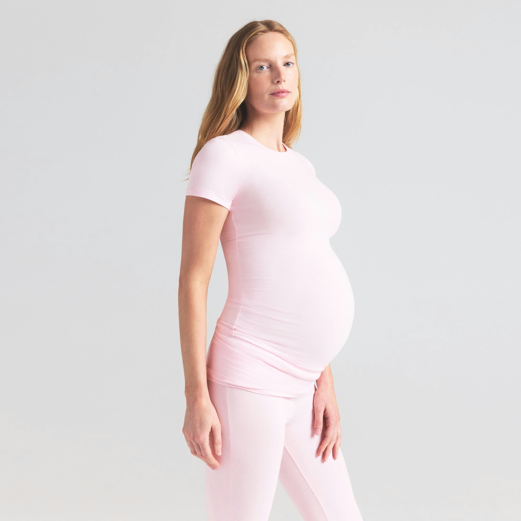 COTTON JERSEY MATERNITY T-SHIRT | CHERRY BLOSSOM ON A MODEL SIDE VIEW @ | FOCUS: 0.0, 1.0, 0.9 | FOCUS: 0.0, 1.0, 0.9