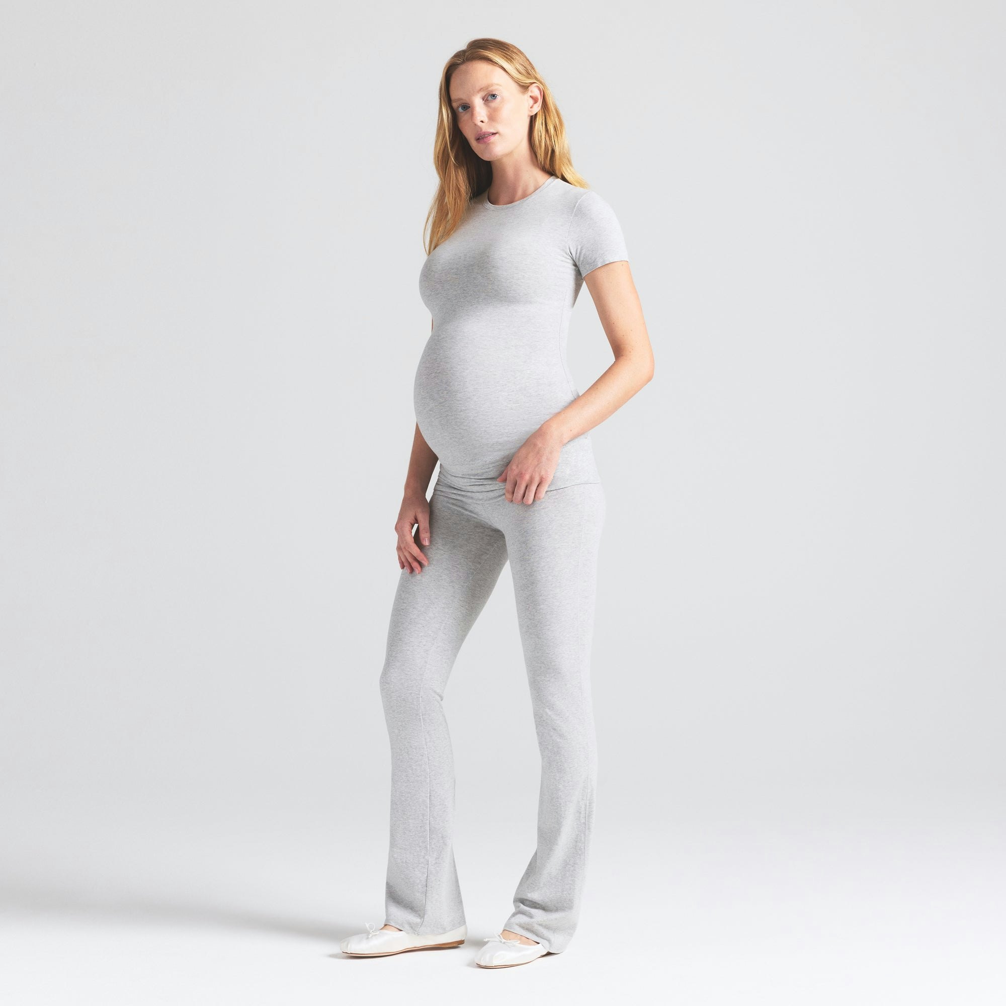 COTTON JERSEY MATERNITY T-SHIRT | LIGHT HEATHER GREY ON A MODEL FRONT VIEW | FOCUS: 0.0, 1.0, 0.9
