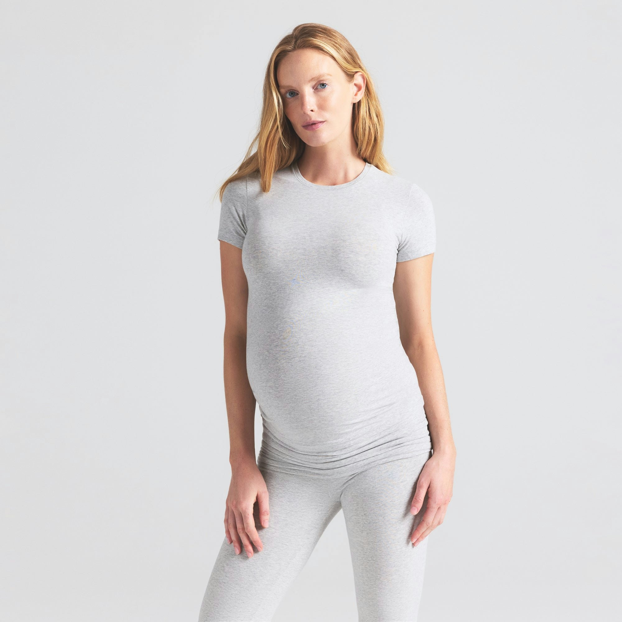 COTTON JERSEY MATERNITY T-SHIRT | LIGHT HEATHER GREY ON A MODEL SIDE VIEW | FOCUS: 0.0, 1.0, 0.9