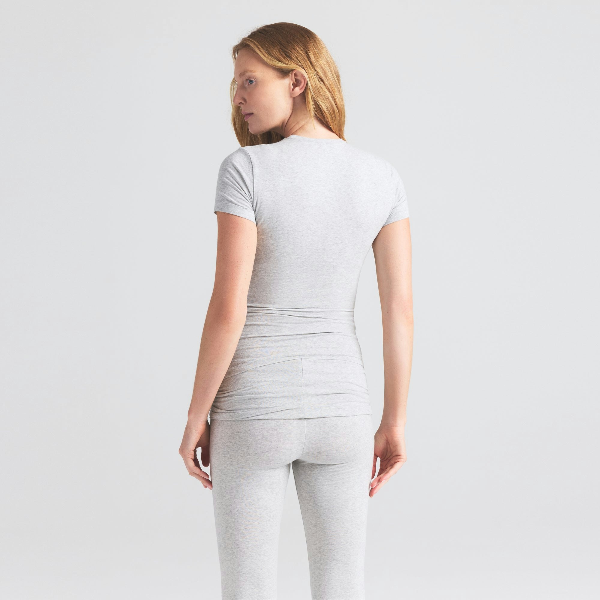 COTTON JERSEY MATERNITY T-SHIRT | LIGHT HEATHER GREY ON A MODEL SIDE VIEW | FOCUS: 0.0, 1.0, 0.9