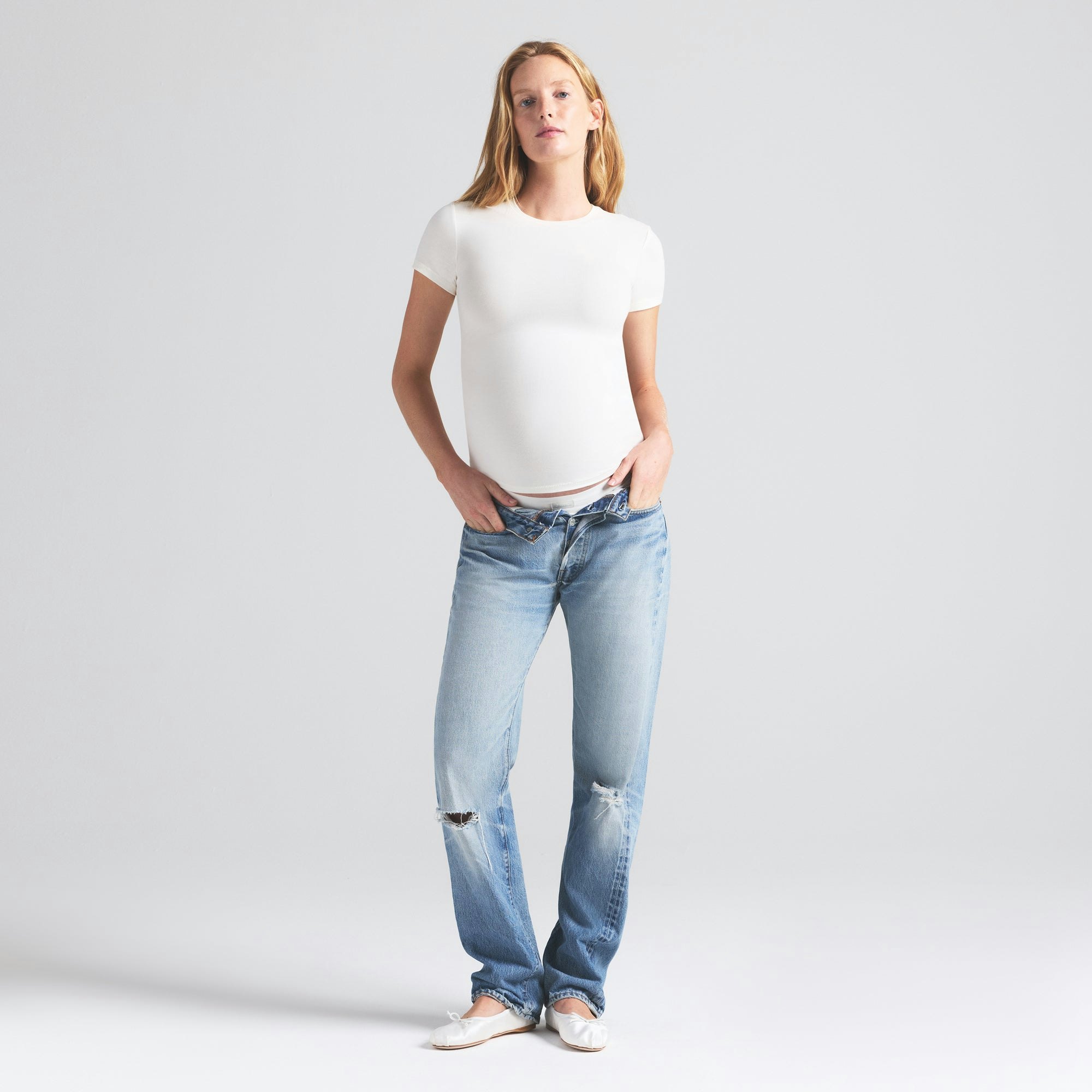 COTTON JERSEY MATERNITY T-SHIRT | MARBLE ON A MODEL FRONT VIEW | FOCUS: 0.0, 1.0, 0.9