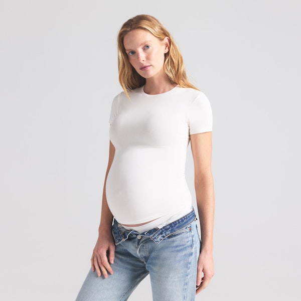 COTTON JERSEY MATERNITY T-SHIRT | MARBLE ON A MODEL SIDE VIEW | FOCUS: 0.0, 1.0, 0.9
