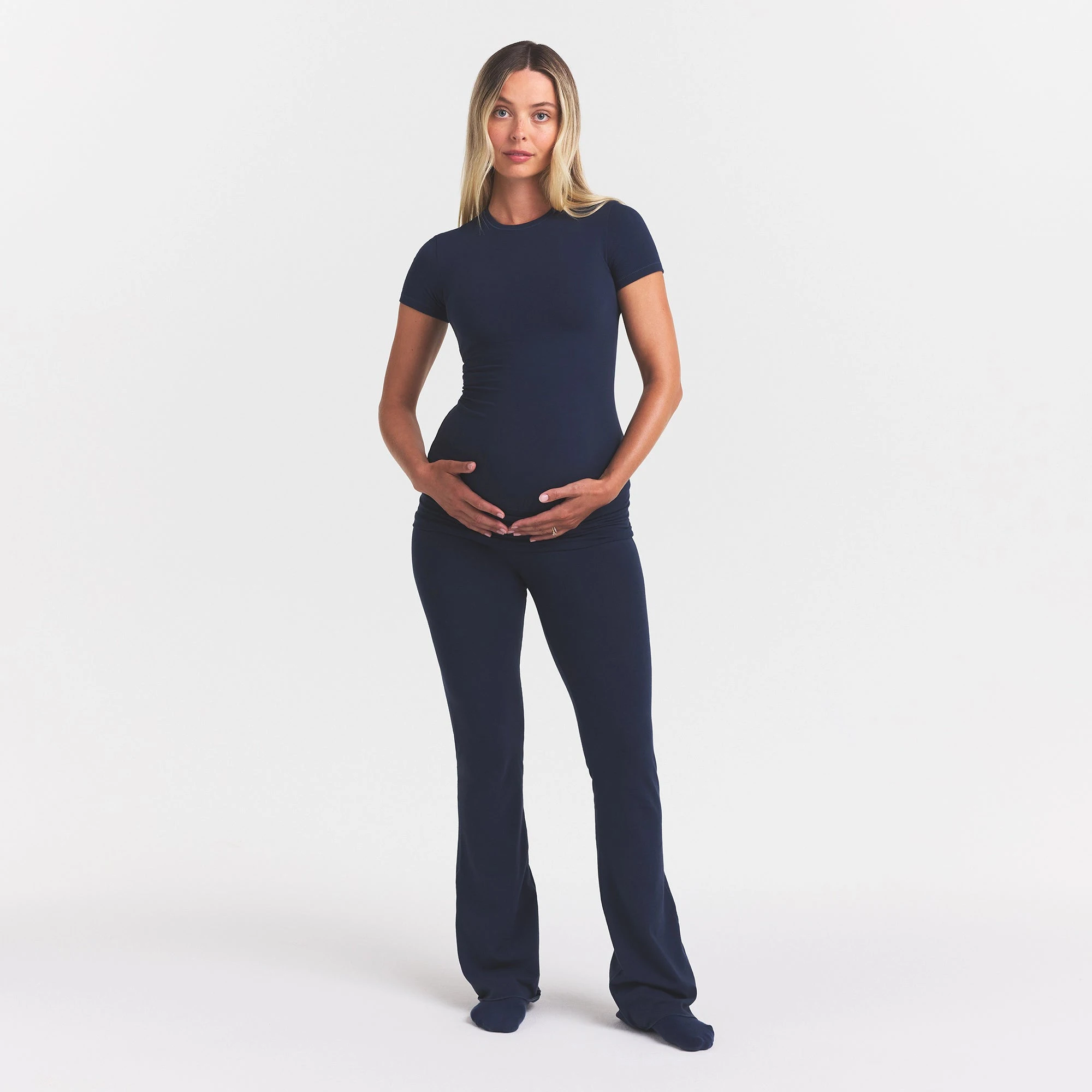 COTTON JERSEY MATERNITY T-SHIRT | NAVY ON A MODEL FRONT VIEW @ | FOCUS: 0.0, 1.0, 0.9