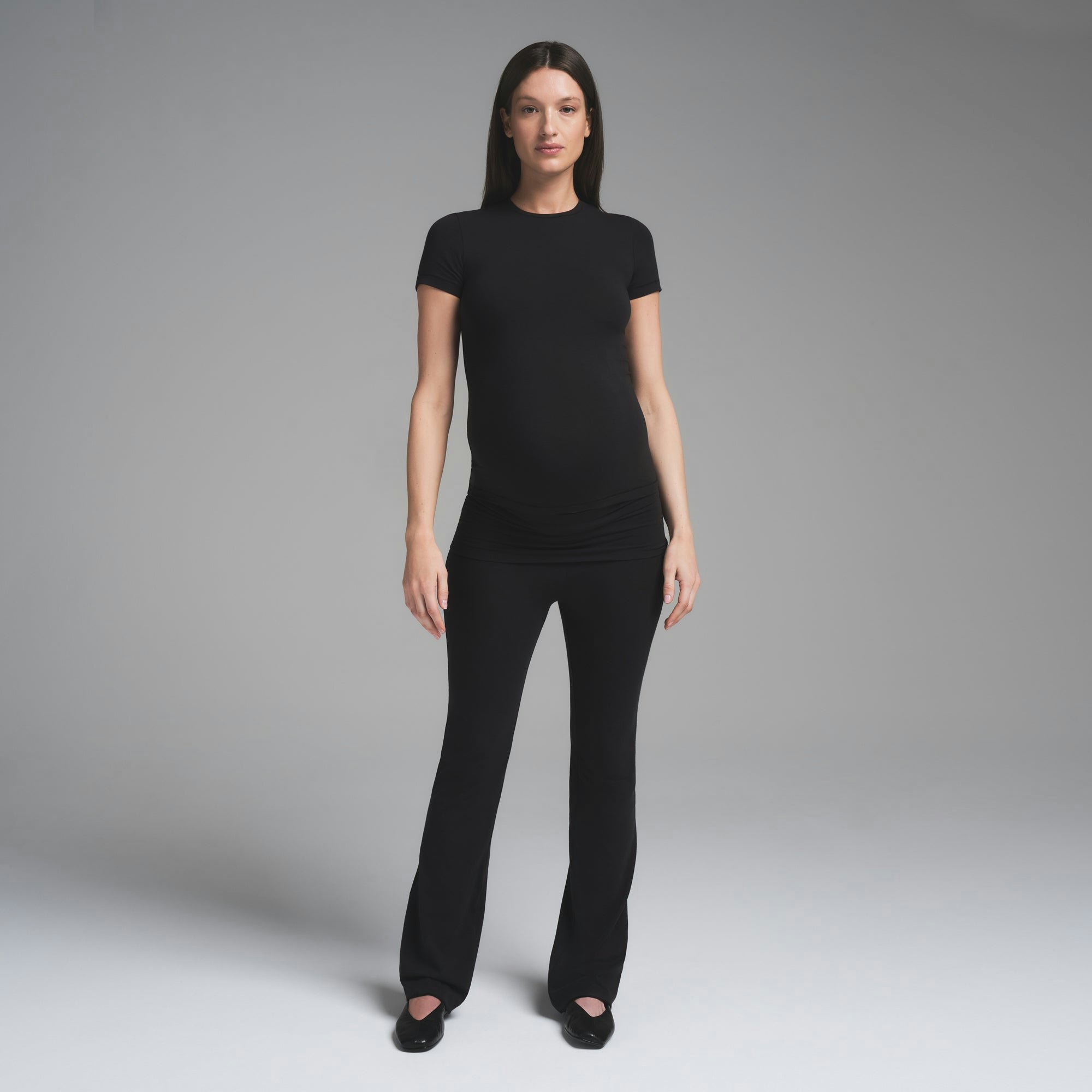 COTTON JERSEY MATERNITY T-SHIRT | SOOT ON A MODEL FRONTVIEW | FOCUS: 0.0, 1.0, 0.9