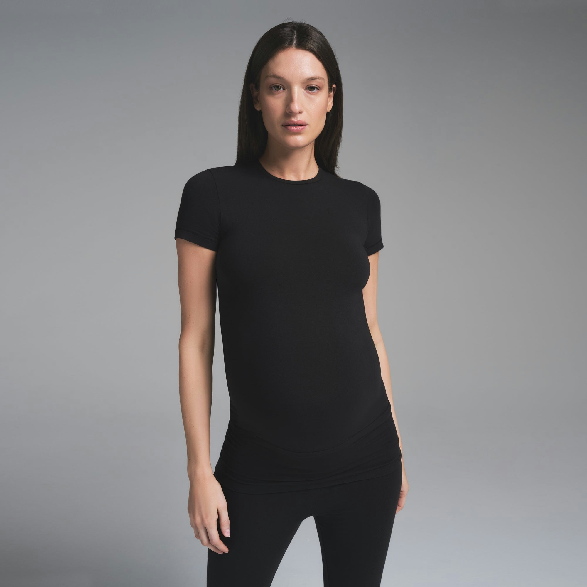 COTTON JERSEY MATERNITY T-SHIRT | SOOT ON A MODEL SIDEVIEW | FOCUS: 0.0, 1.0, 0.9