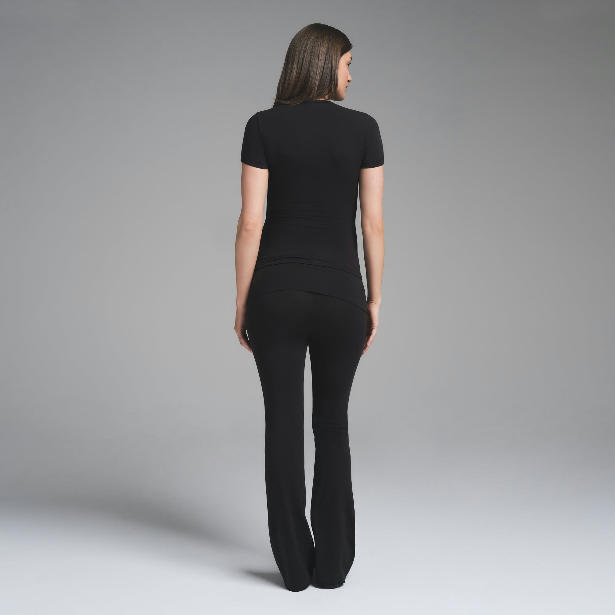 COTTON JERSEY MATERNITY T-SHIRT | SOOT ON A MODEL FRONTVIEW | FOCUS: 0.0, 1.0, 0.9