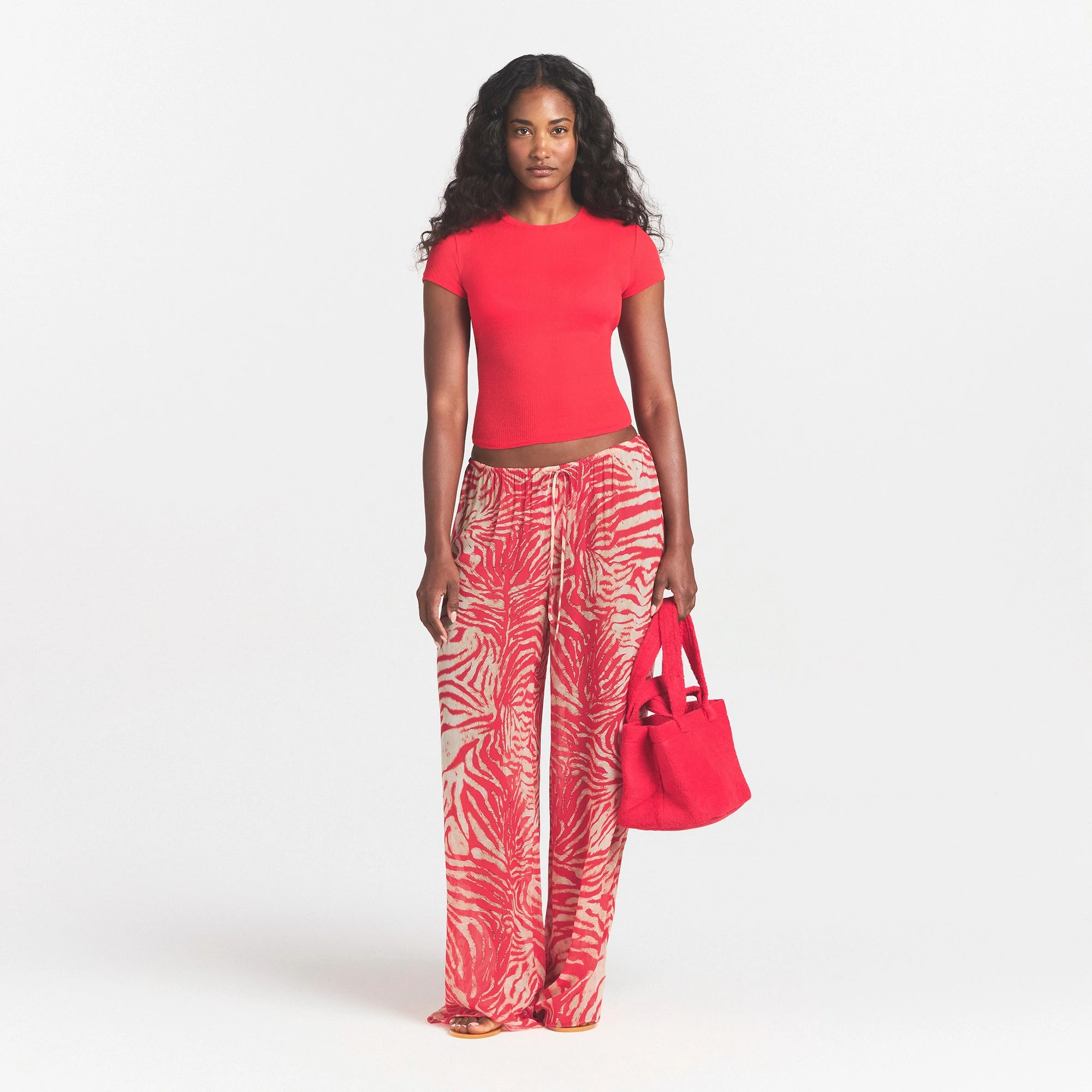 SHEER RIB T-SHIRT | CARMINE ON A MODEL FRONT VIEW @ | FOCUS: 0.0, 1.0, 0.9