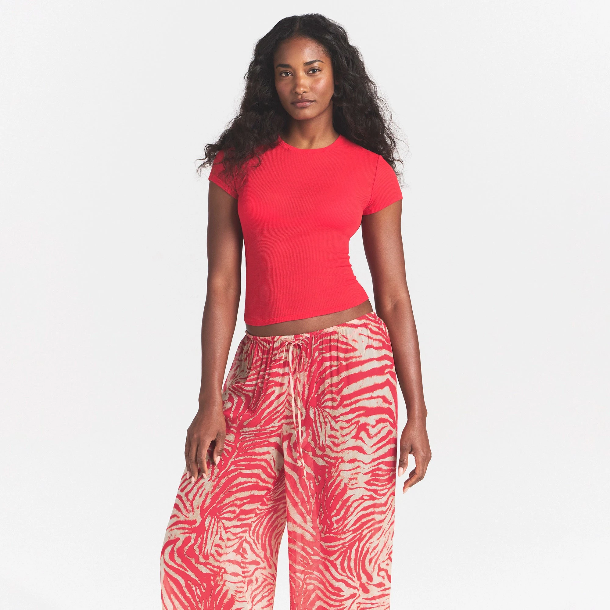 SHEER RIB T-SHIRT | CARMINE ON A MODEL SIDE VIEW @ | FOCUS: 0.0, 1.0, 0.9