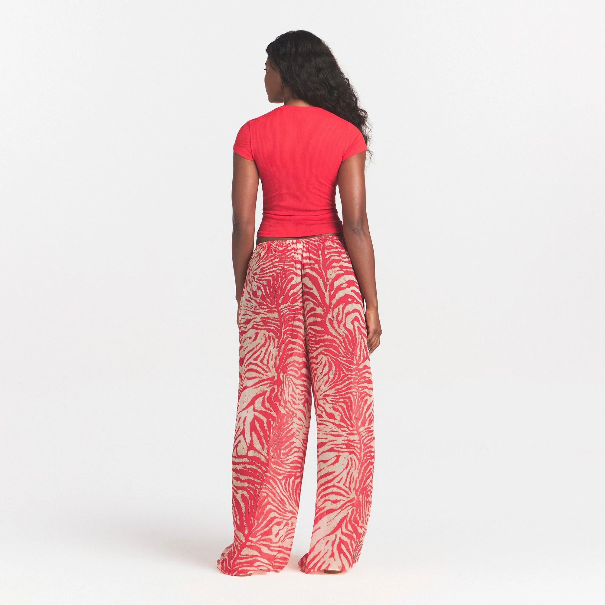 SHEER RIB T-SHIRT | CARMINE ON A MODEL SIDE VIEW @ | FOCUS: 0.0, 1.0, 0.9