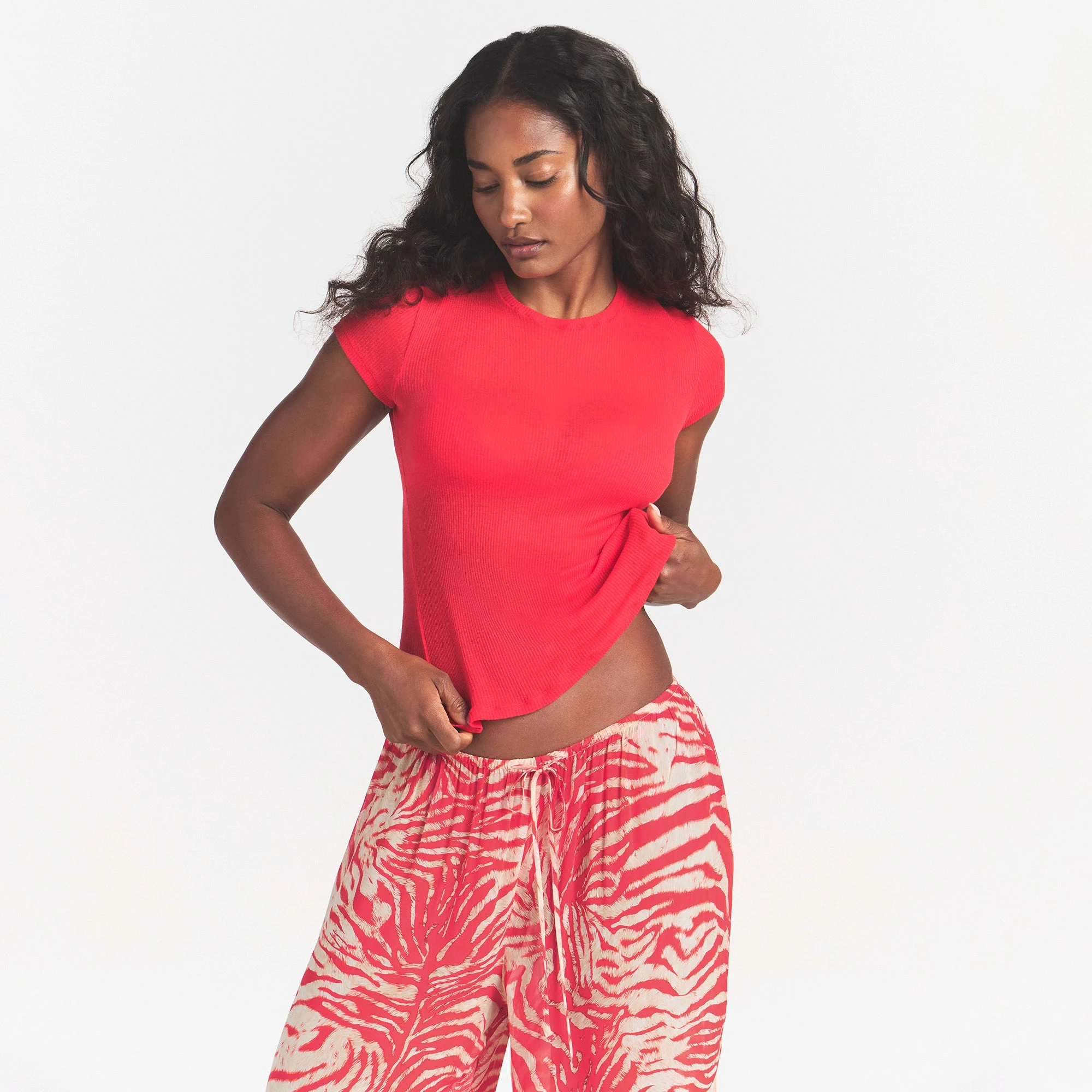 SHEER RIB T-SHIRT | CARMINE ON A MODEL SIDE VIEW @ | FOCUS: 0.0, 1.0, 0.9