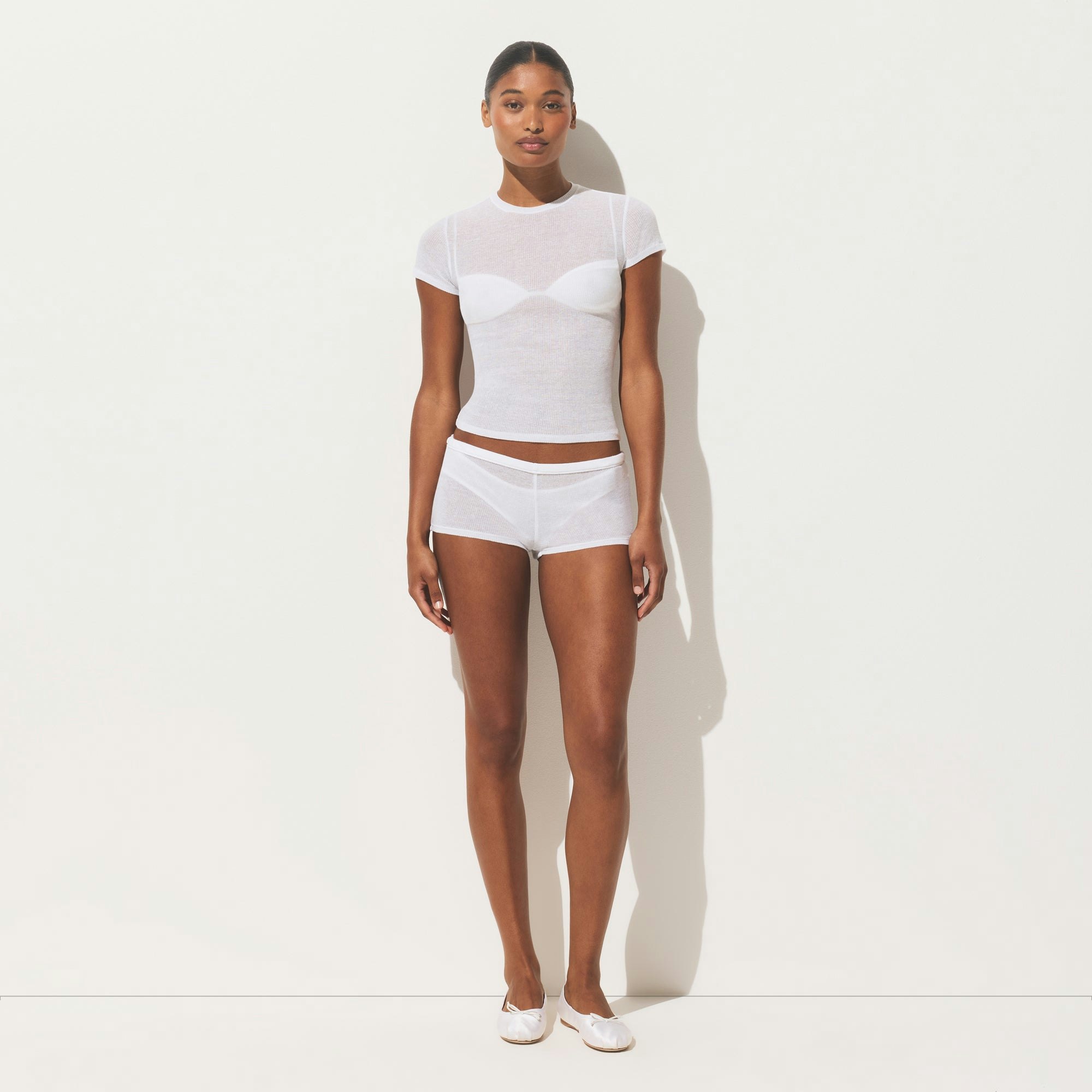 SHEER COTTON T-SHIRT | SNOW ON A MODEL FRONT VIEW | FOCUS: 0.0, 1.0, 0.9