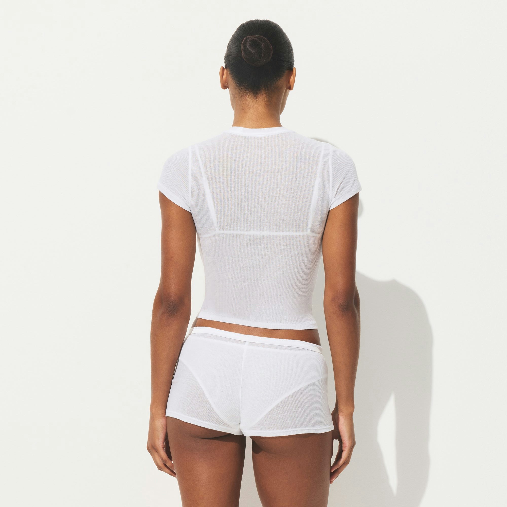 SHEER COTTON T-SHIRT | SNOW ON A MODEL SIDE VIEW | FOCUS: 0.0, 1.0, 0.9