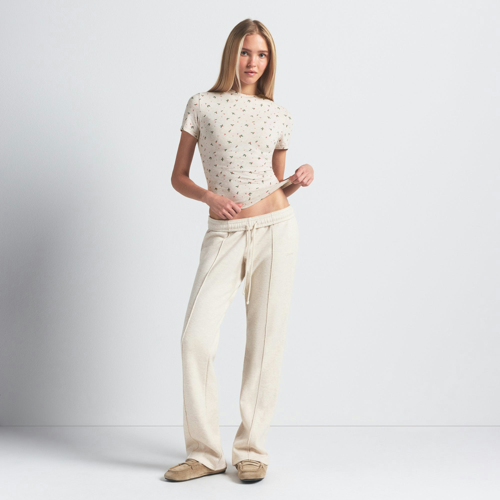 COTTON JERSEY T-SHIRT | OATMEAL HEATHER HOLLY PRINT ON A MODEL FRONT VIEW @ | FOCUS: 0.0, 1.0, 0.9