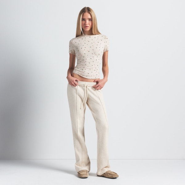 COTTON JERSEY T-SHIRT | OATMEAL HEATHER HOLLY PRINT ON A MODEL FRONT VIEW @ | FOCUS: 0.0, 1.0, 0.9