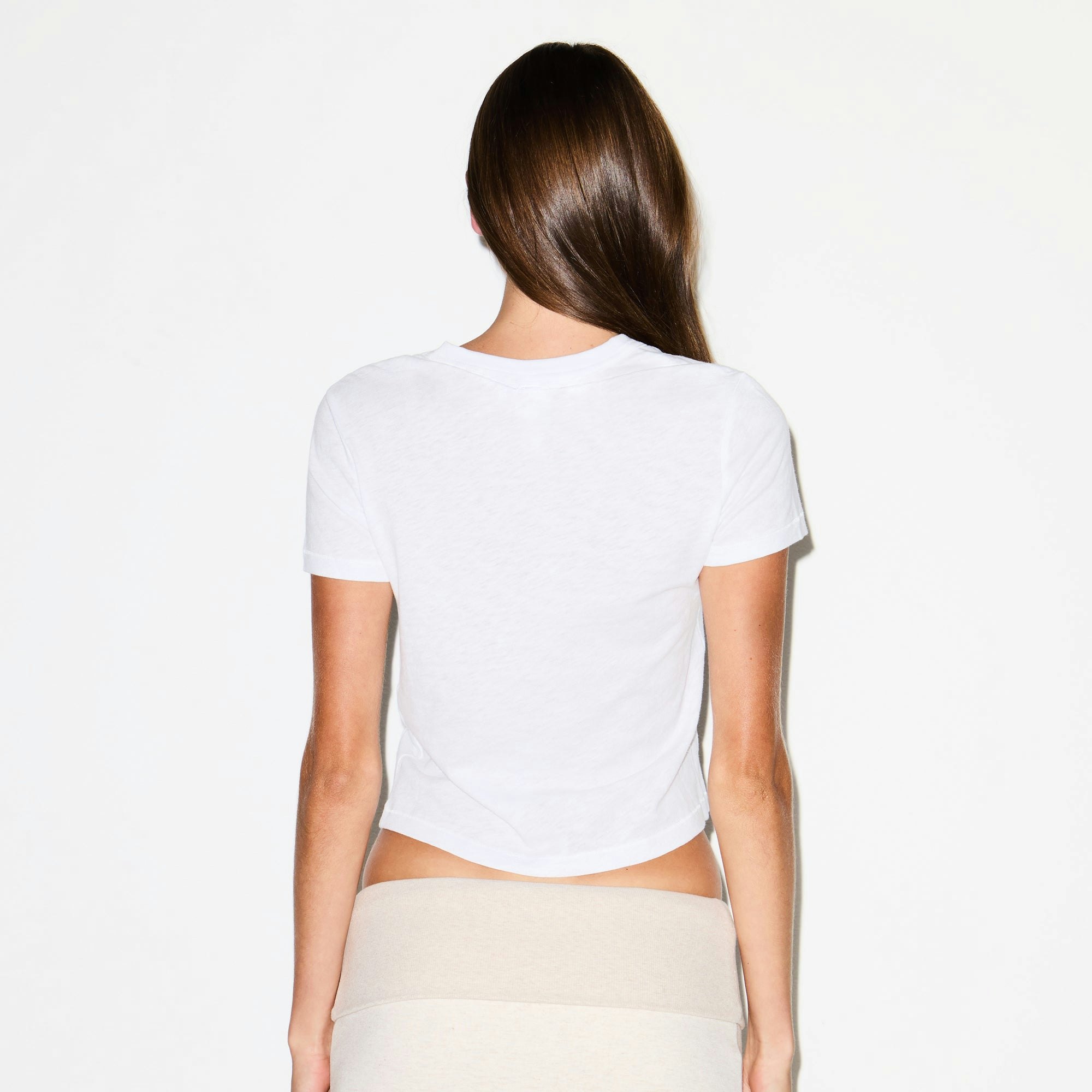WORN IN JERSEY BABY V NECK TEE | SNOW ON A MODEL SIDE VIEW @ | FOCUS: 0.0, 1.0, 0.9