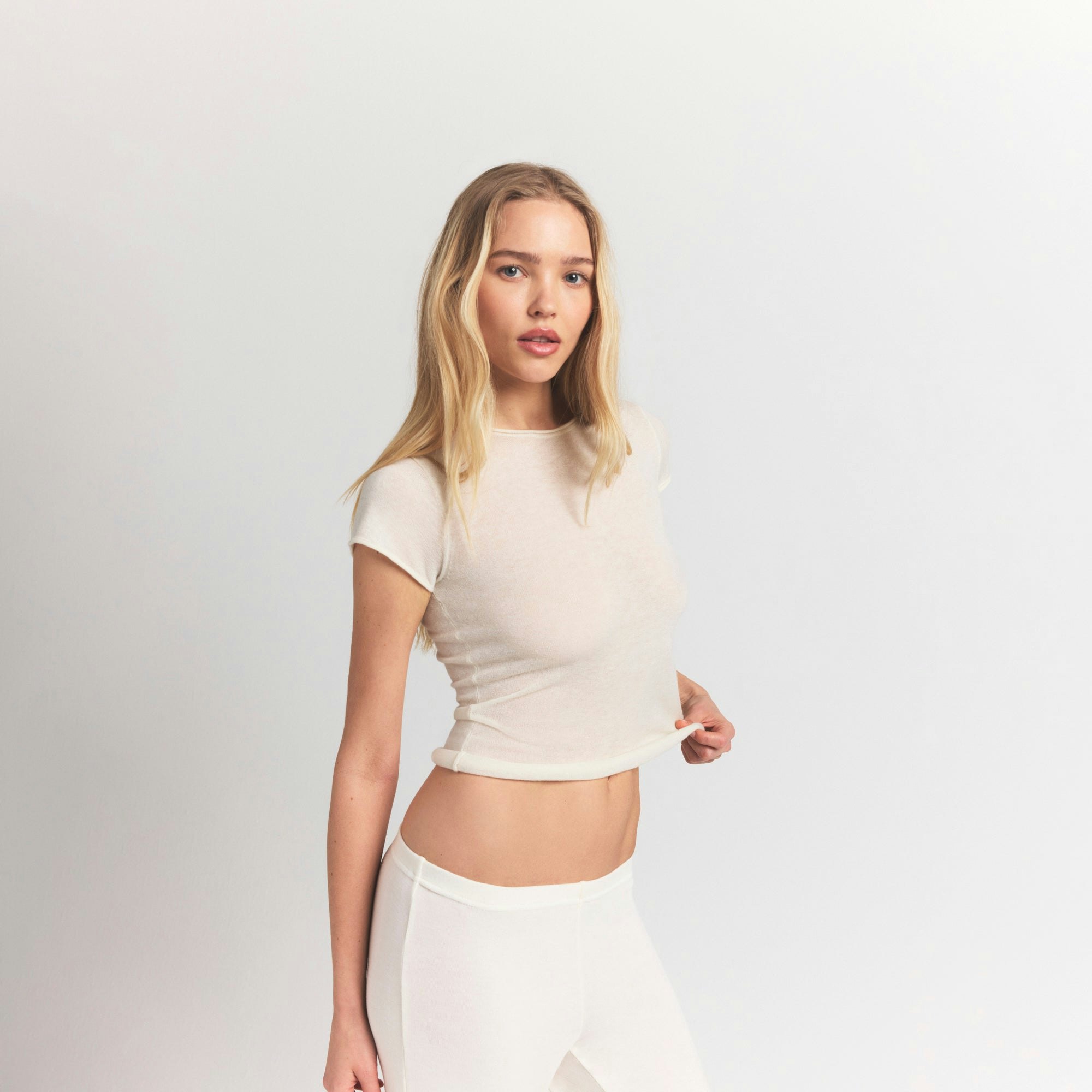 FEATHERWEIGHT CASHMERE TEE | EGRET ON A MODEL SIDE VIEW S | FOCUS: 0.0, 1.0, 0.9