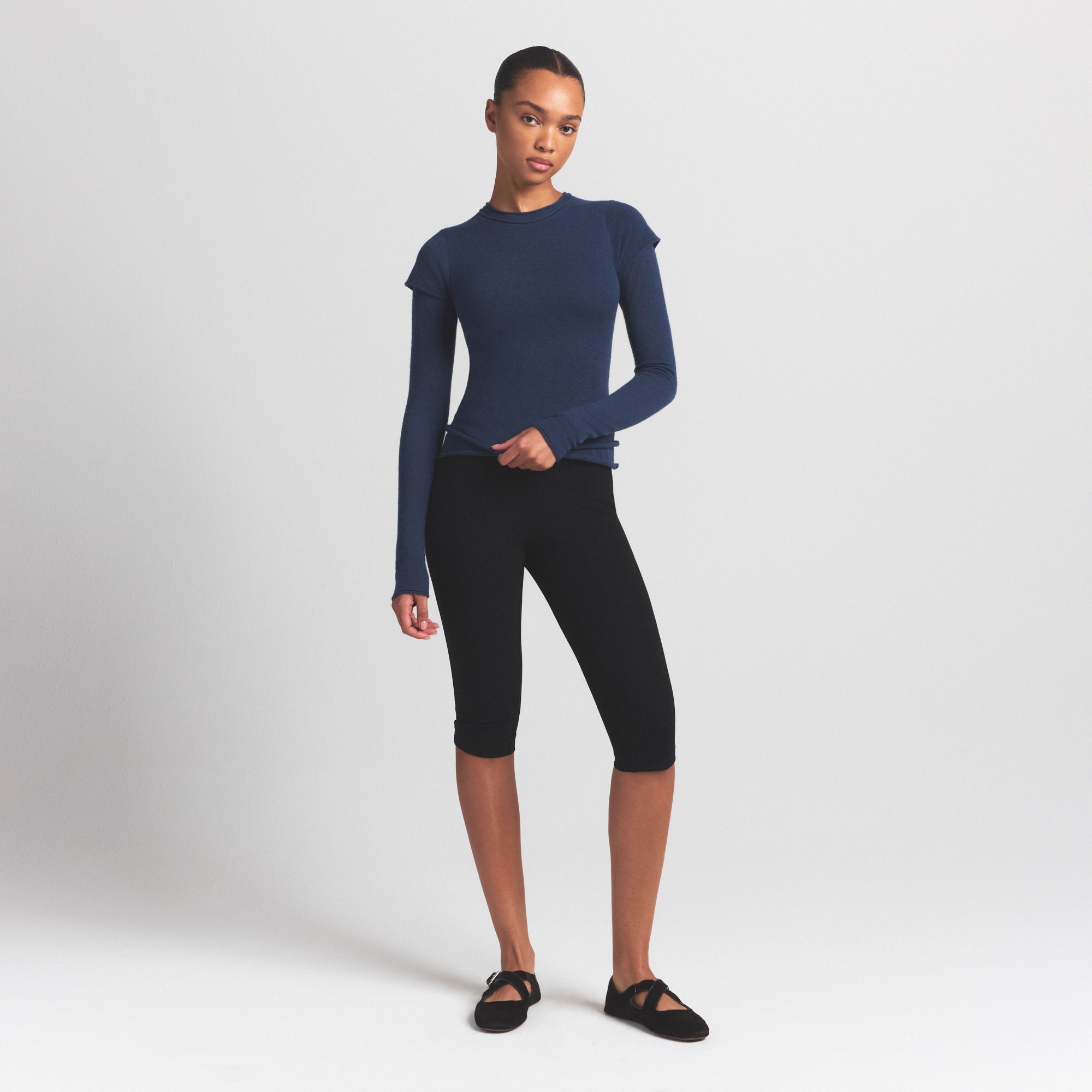 FEATHERWEIGHT CASHMERE TEE | INDIGO ON A MODEL FRONT VIEW S | FOCUS: 0.0, 1.0, 0.9