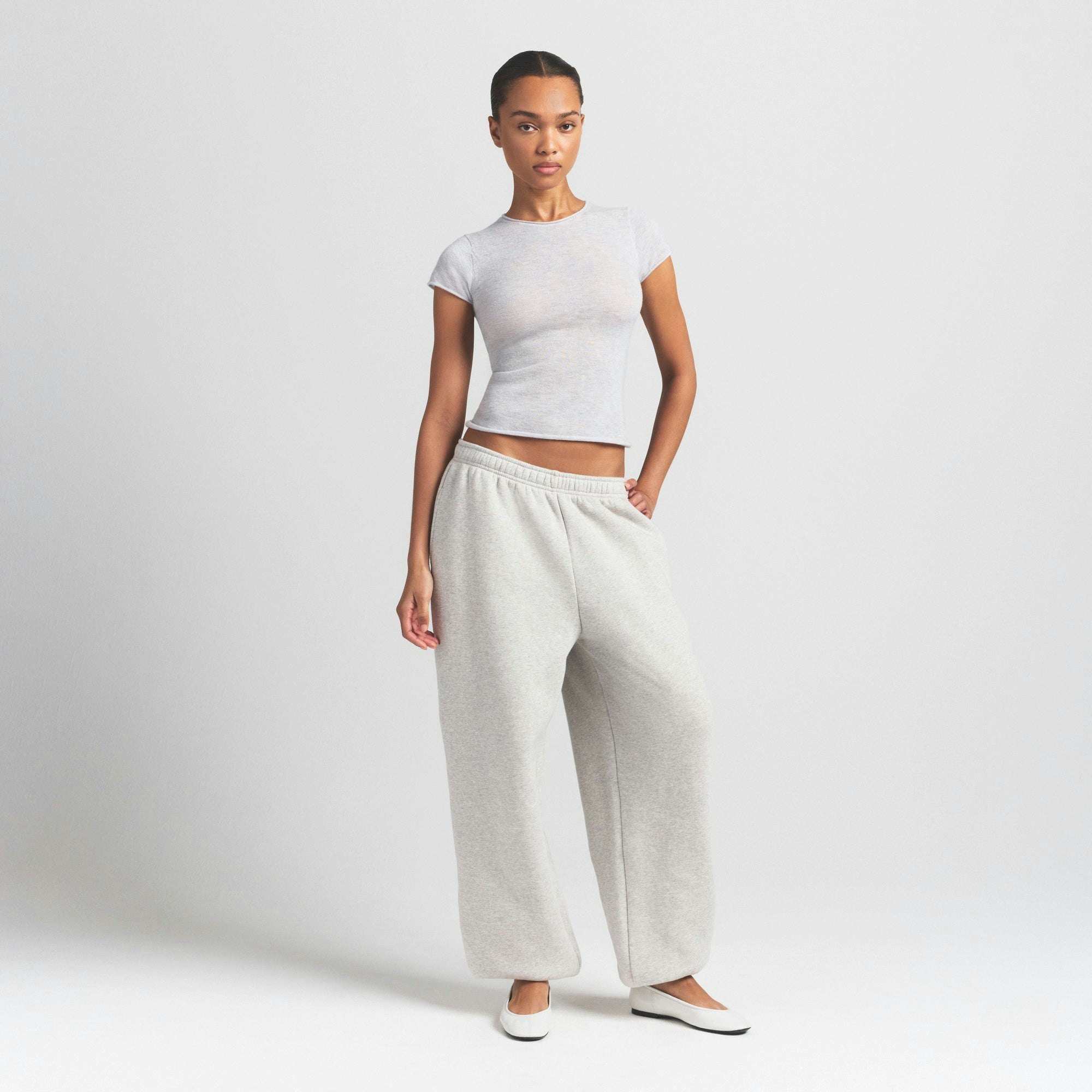 FEATHERWEIGHT CASHMERE TEE | LIGHT HEATHER GREY ON A MODEL FRONT VIEW @ | FOCUS: 0.9, 0.1, 0.7