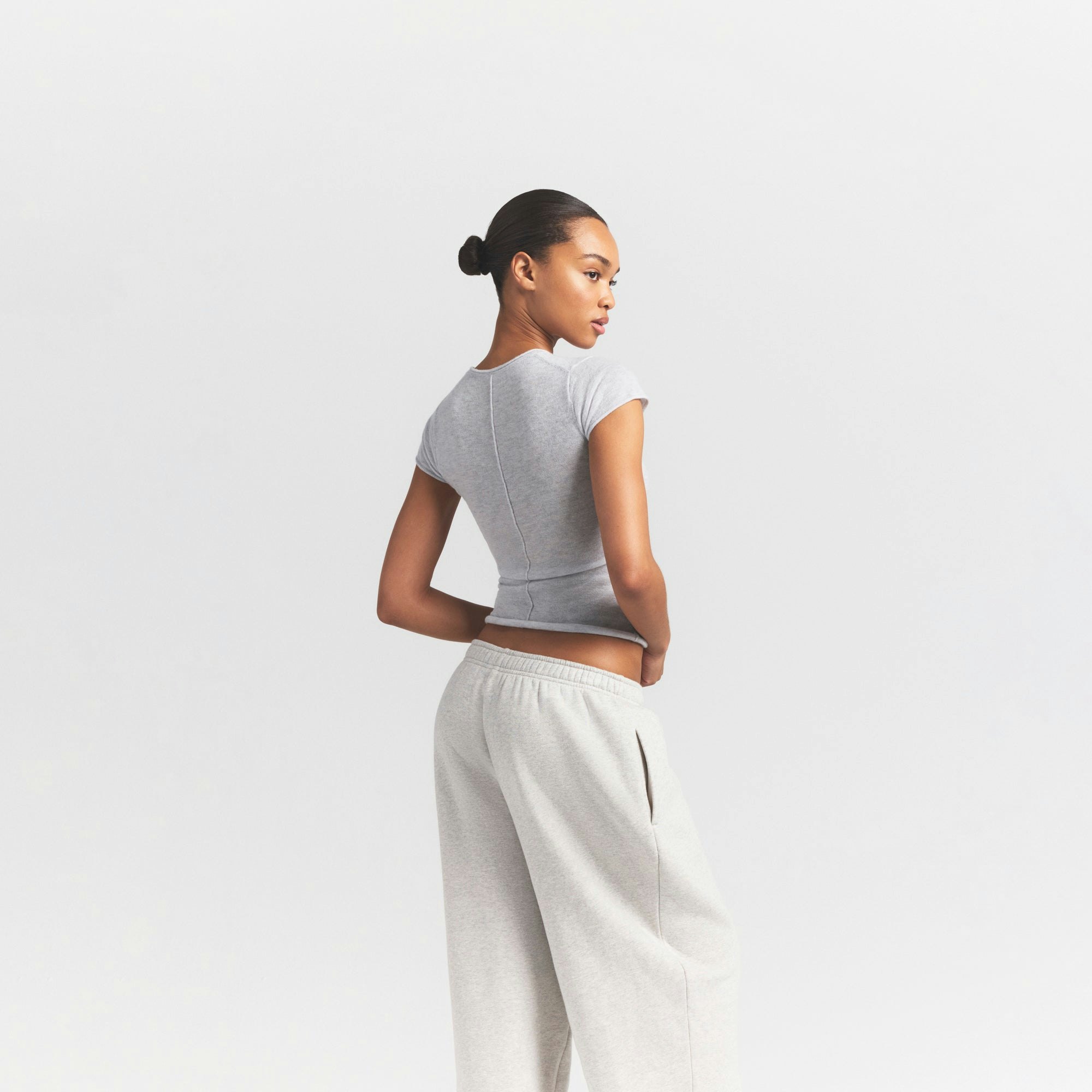 FEATHERWEIGHT CASHMERE TEE | LIGHT HEATHER GREY ON A MODEL SIDE VIEW S | FOCUS: 0.0, 1.0, 0.9