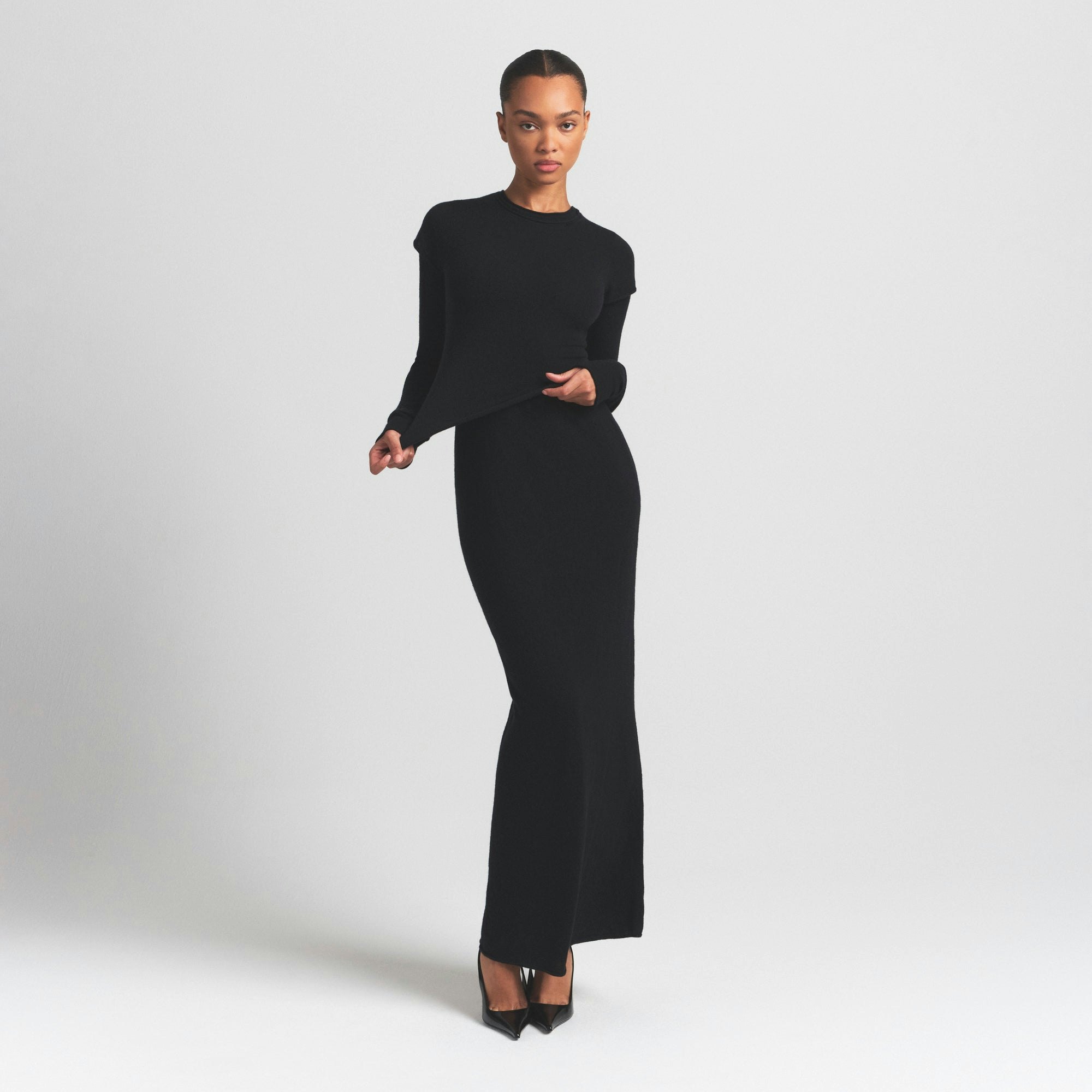 FEATHERWEIGHT CASHMERE TEE | ONYX ON A MODEL FRONT VIEW S | FOCUS: 0.0, 1.0, 0.9