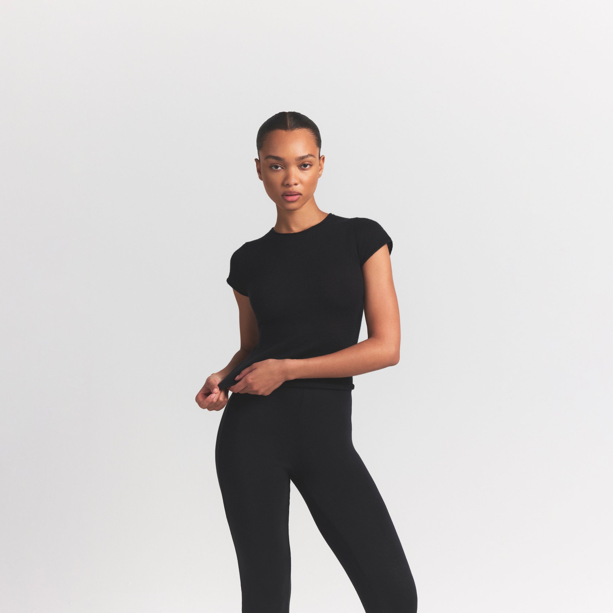 FEATHERWEIGHT CASHMERE TEE | ONYX ON A MODEL SIDE VIEW S | FOCUS: 0.0, 1.0, 0.9