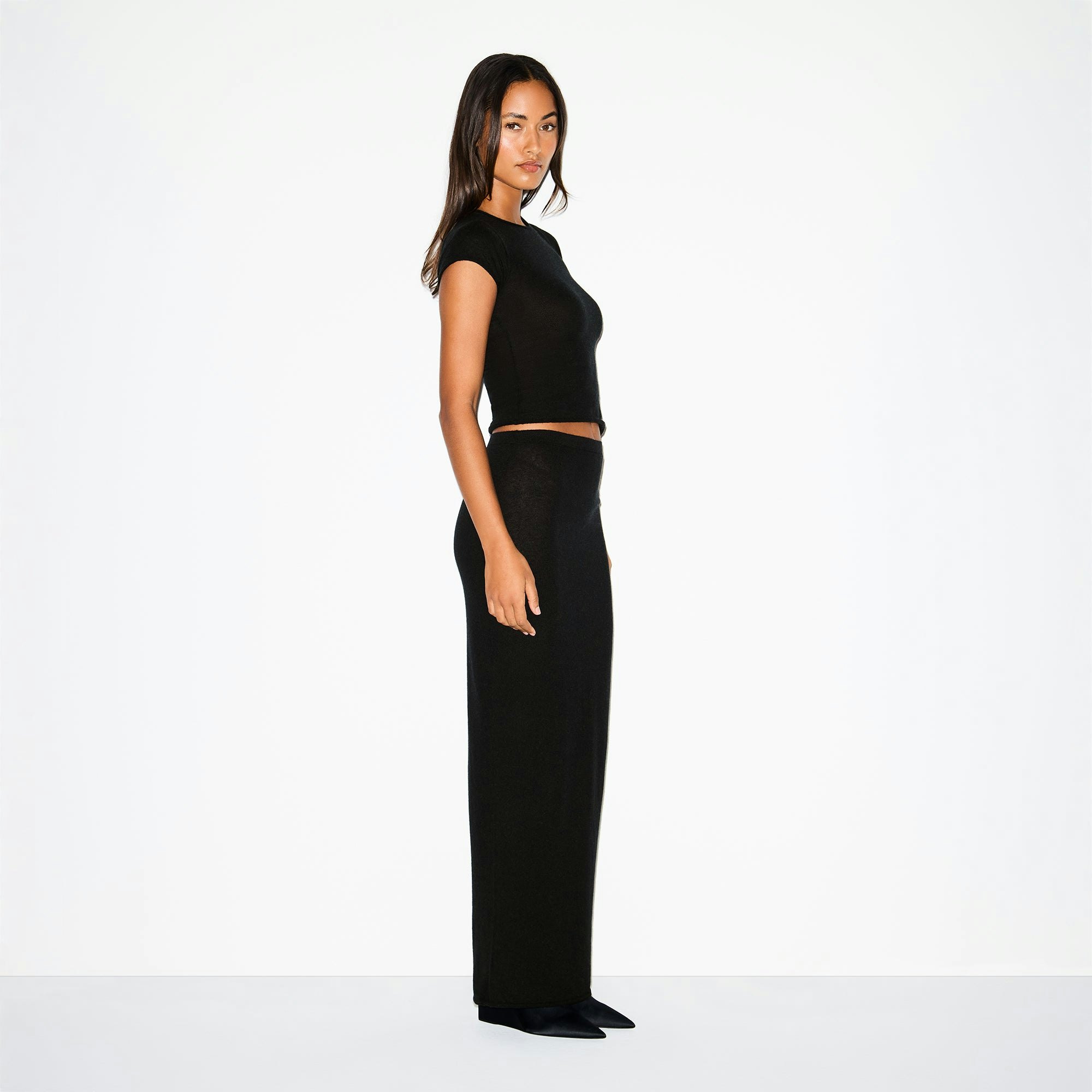 FEATHERWEIGHT CASHMERE T-SHIRT | ONYX ON A MODEL SIDE VIEW @ | FOCUS: 0.0, 1.0, 0.9