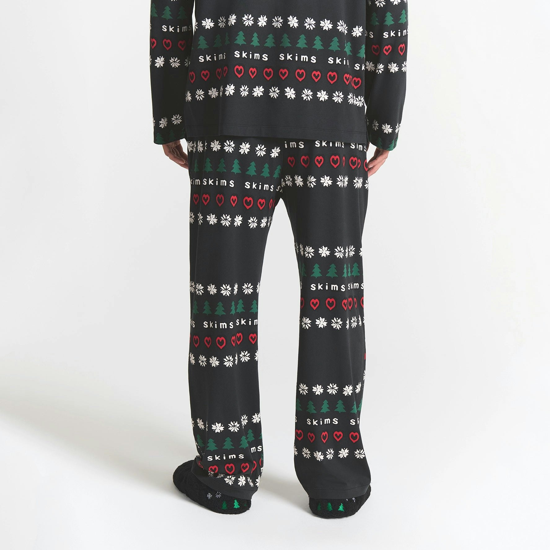 CACTUS PLANT FLEA MARKET X SKIMS JERSEY SLEEP MENS SET | ONYX PINE FAIR ISLE ON A MODEL BACK VIEW @ | FOCUS: 0.0, 1.0, 0.9