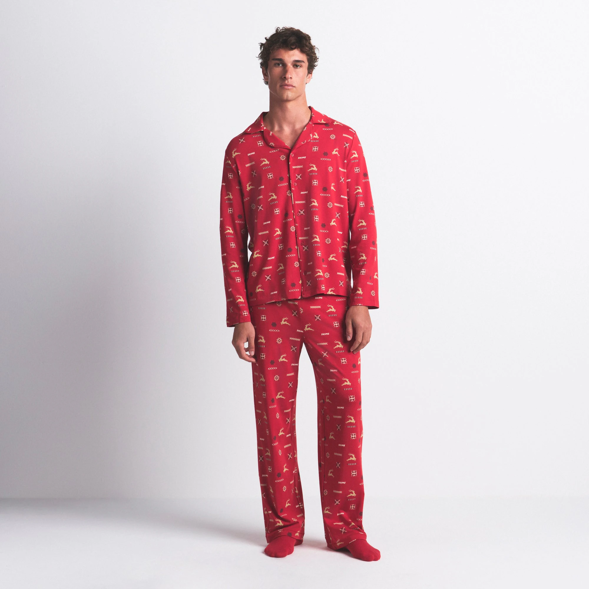 JERSEY SLEEP MENS SLEEP SET | CRANBERRY VINTAGE DEER PRINT ON A MODEL FRONT VIEW @ | FOCUS: 0.0, 1.0, 0.9