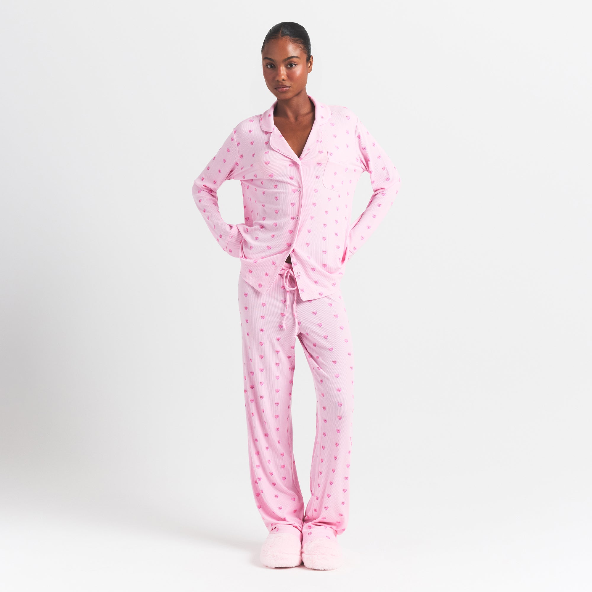 SOFT LOUNGE  SWEETHEARTS® SLEEP SET | PINK SKIMS SWEETS ON A MODEL FRONT VIEW @ | FOCUS: 0.0, 1.0, 0.9