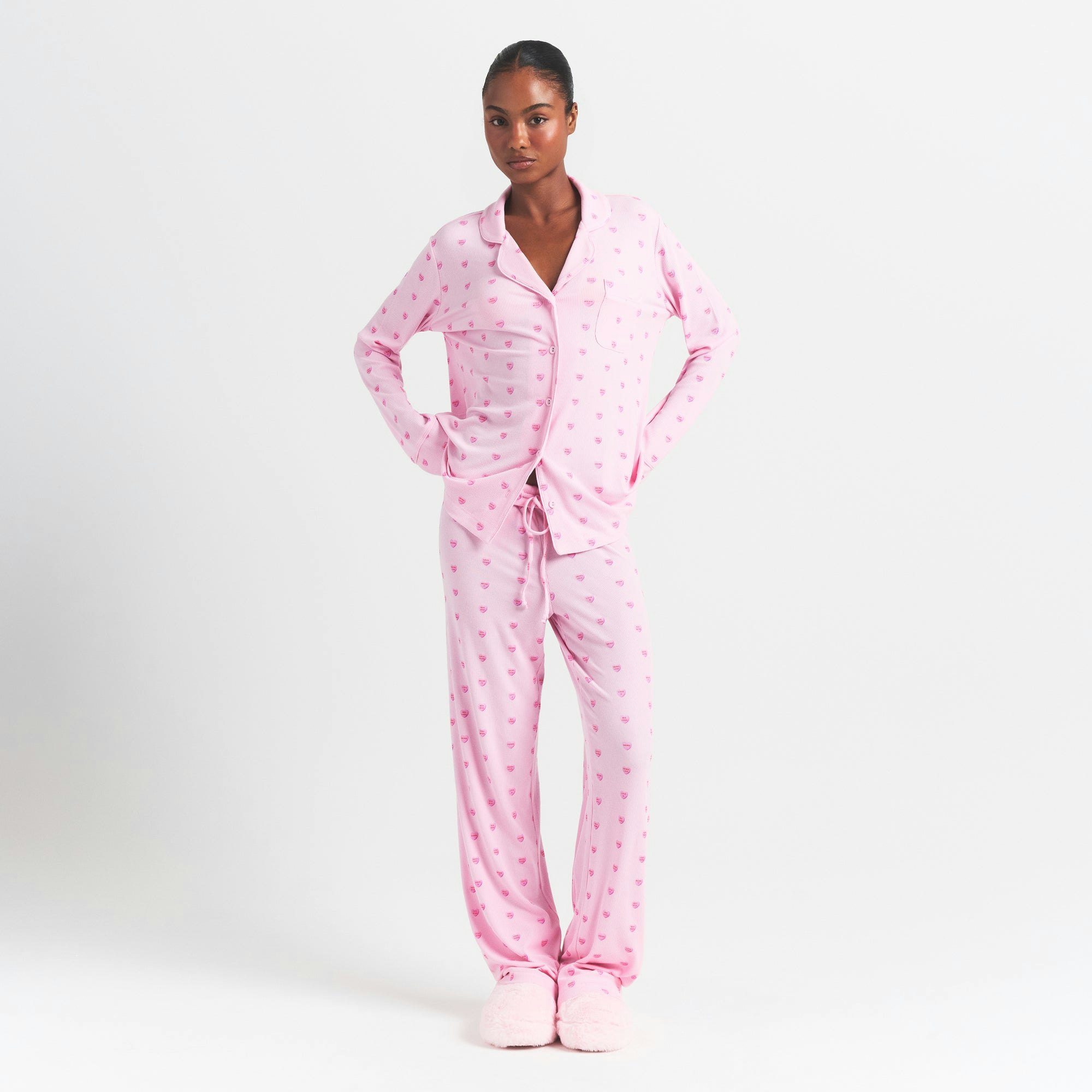 SOFT LOUNGE  SWEETHEARTS® SLEEP SET | PINK SKIMS SWEETS ON A MODEL FRONT VIEW @ | FOCUS: 0.0, 1.0, 0.9