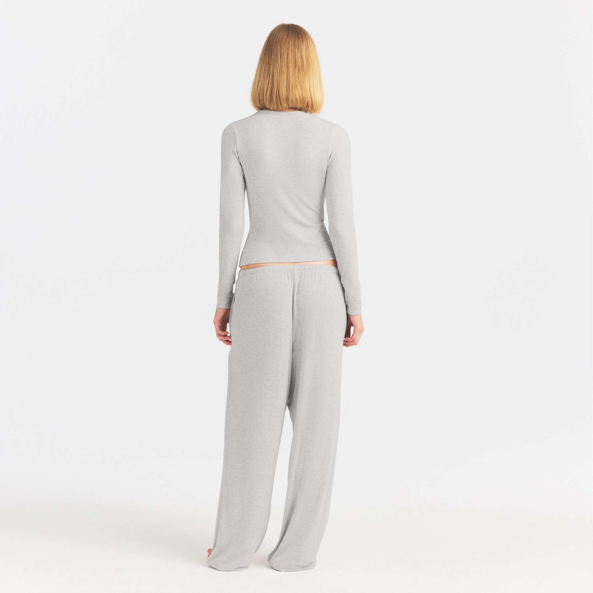 SKIMS SLEEP LONG SET | LIGHT HEATHER GREY ON A MODEL FRONT VIEW @ | FOCUS: 0.0, 1.0, 0.9