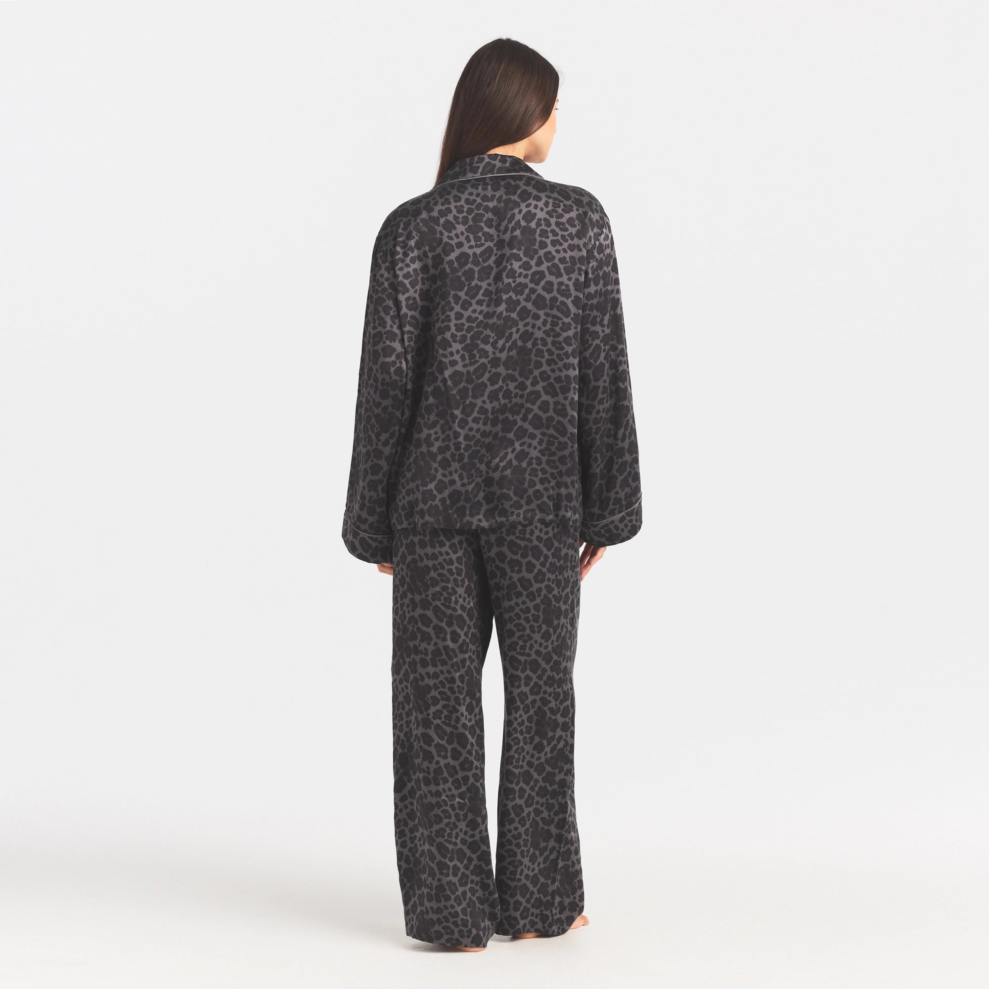 SAND WASHED SILK OVERSIZED SLEEP SET | ASH LEOPARD INK PRINT ON A MODEL FRONT VIEW @ | FOCUS: 0.0, 1.0, 0.9