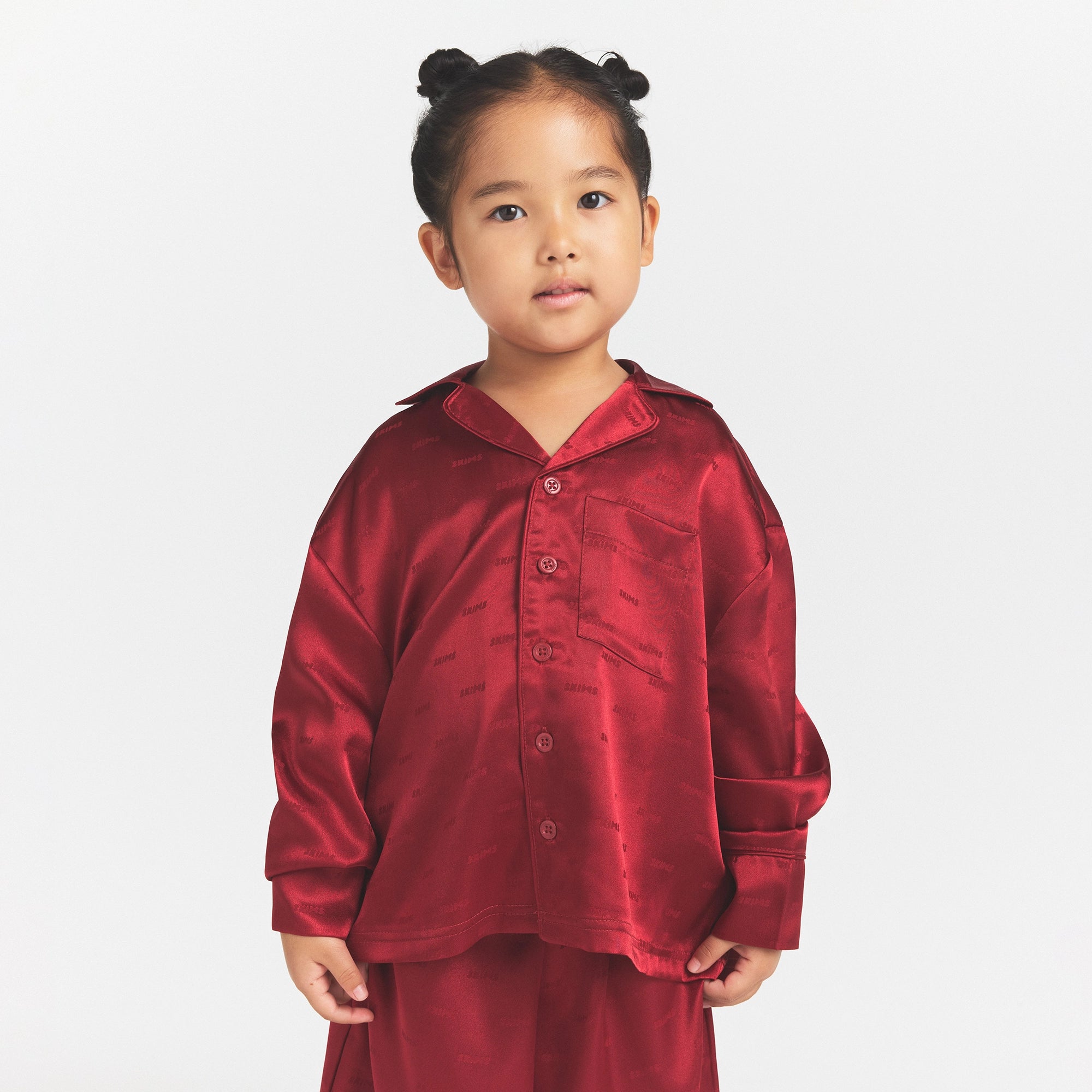 KIDS LOGO JACQUARD KIDS LOGO JACQUARD SLEEP SET | BRICK ON A MODEL SIDE VIEW
