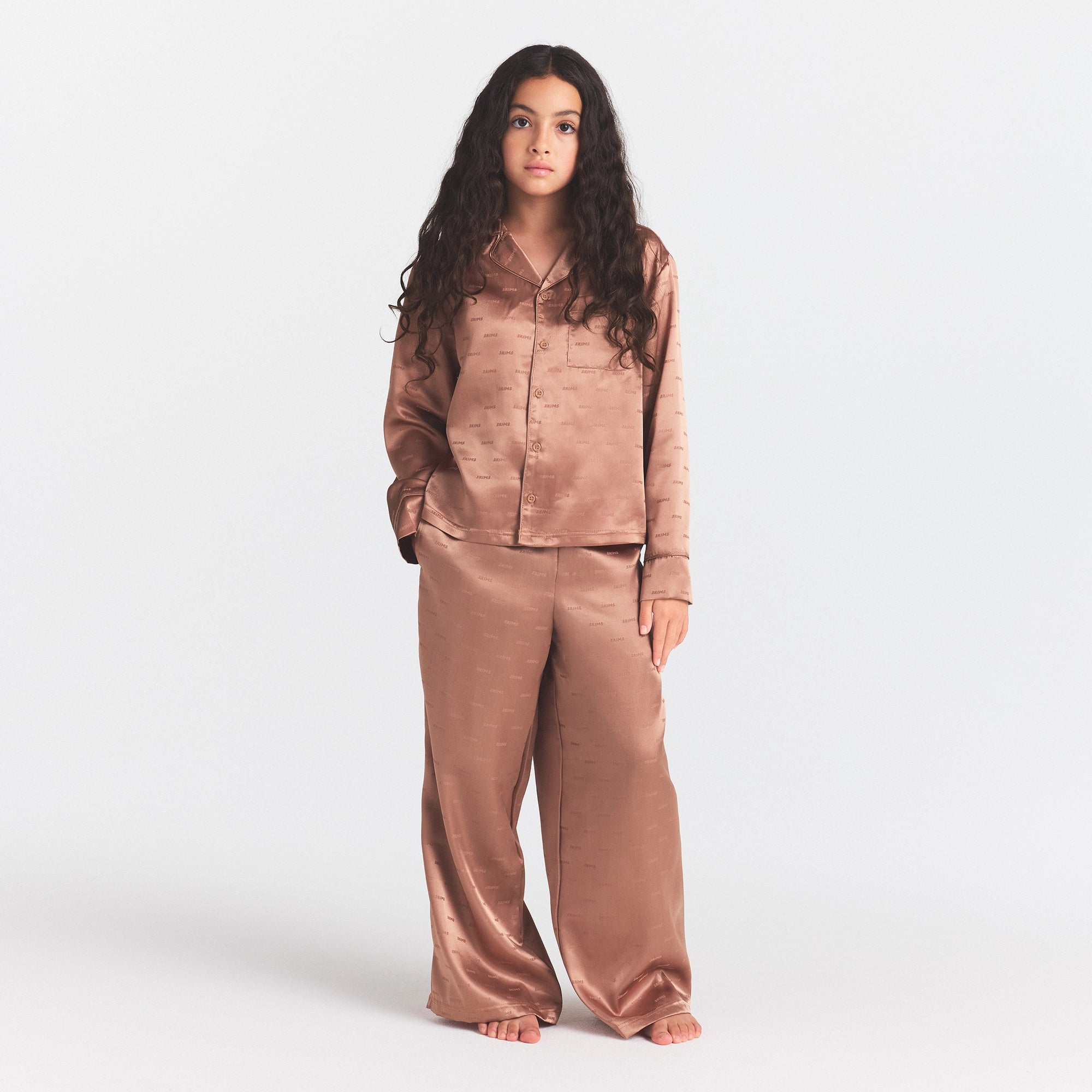 KIDS LOGO JACQUARD PAJAMA SET | SIENNA ON A MODEL FRONT VIEW @ | FOCUS: 0.0, 1.0, 0.9