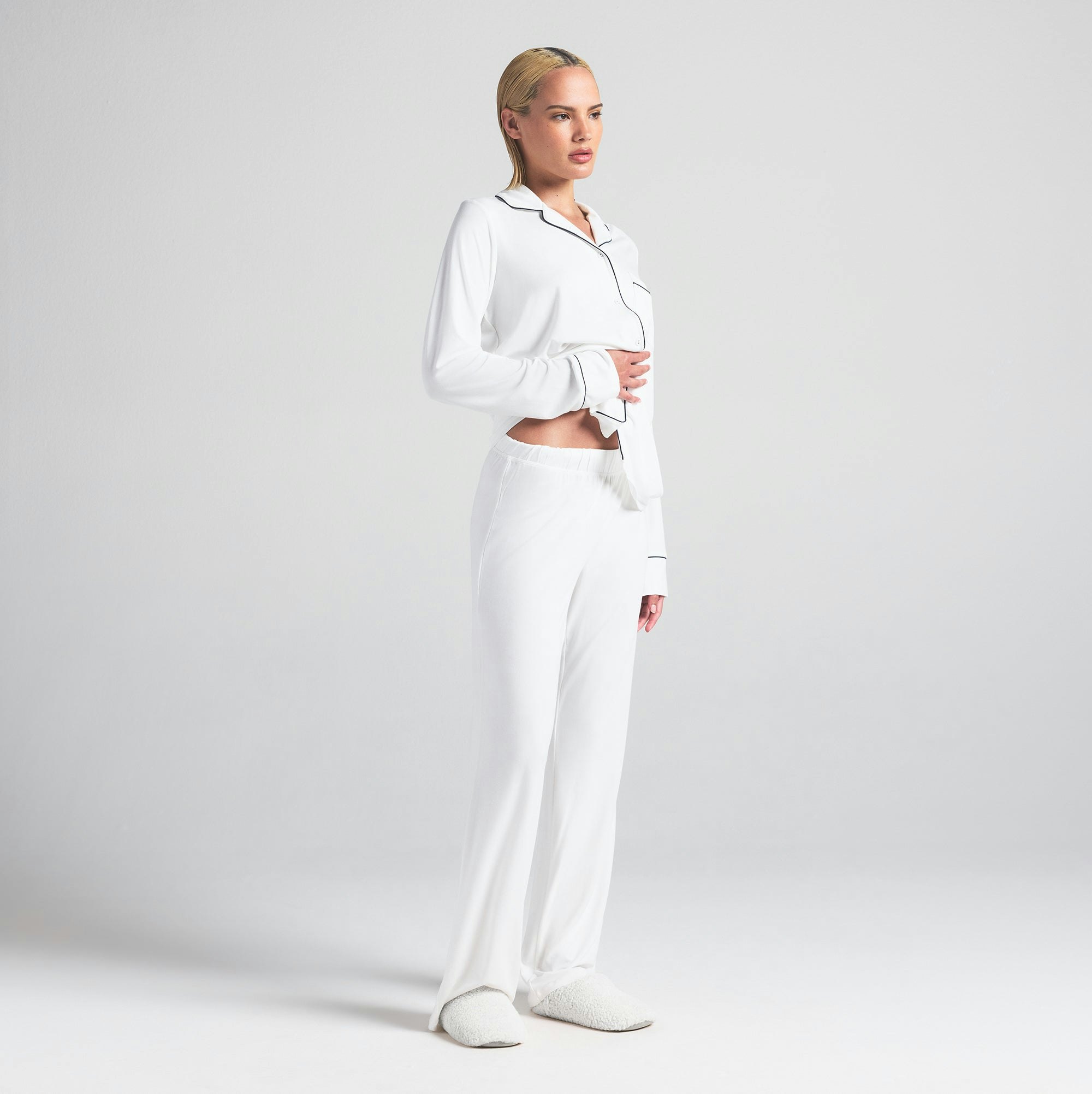 SKIMS SLEEP LONG SLEEVE BUTTON UP SET | MARBLE CONTRAST ON A MODEL SIDE VIEW | FOCUS: 0.0, 1.0, 0.9