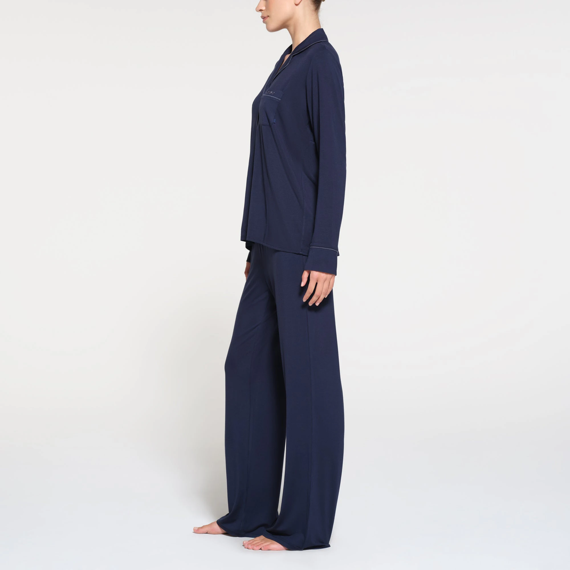SKIMS SLEEP LONG SLEEVE BUTTON UP SET | NAVY ON A MODEL SIDE VIEW