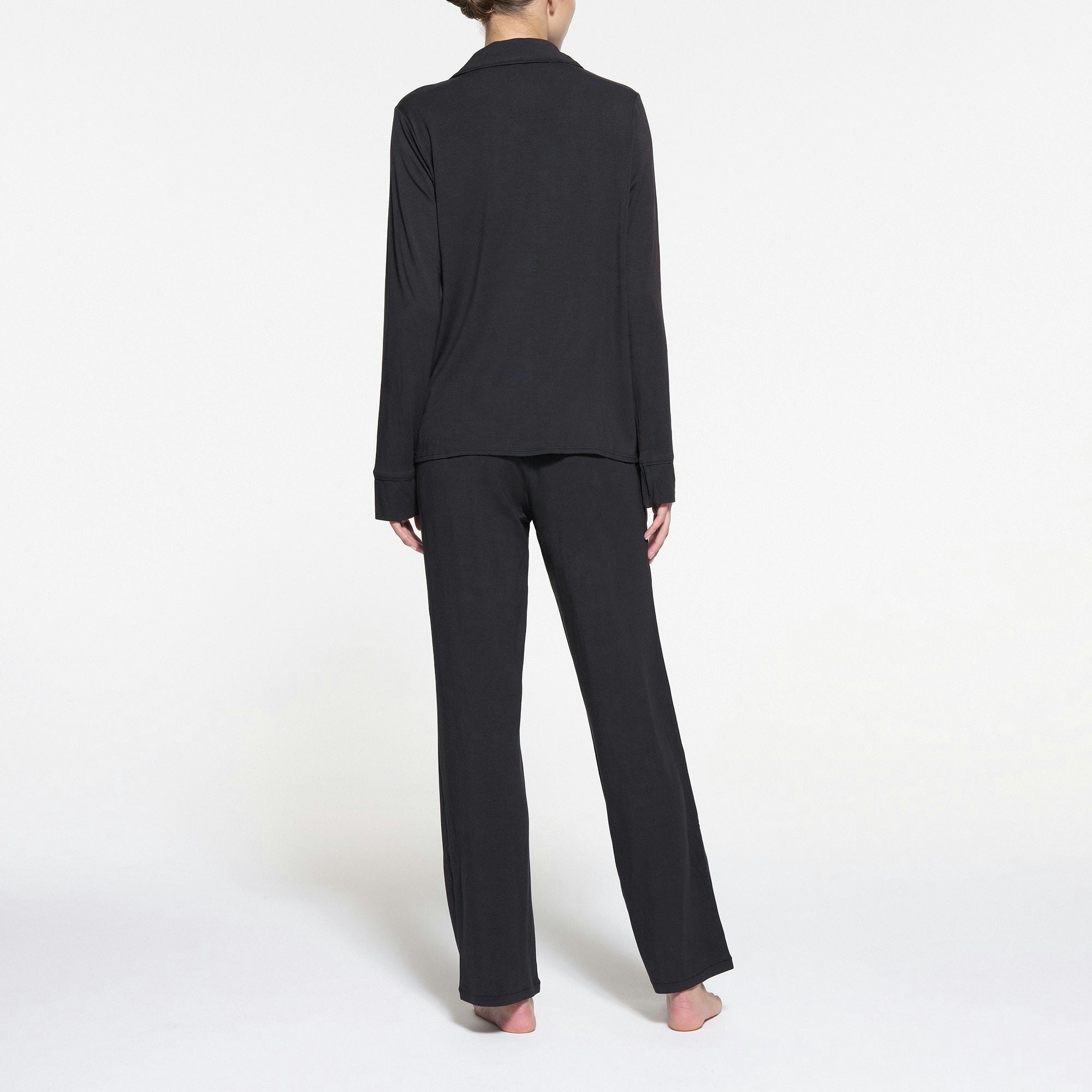 SKIMS SLEEP LONG SLEEVE BUTTON UP SLEEP SET | ONYX ON A MODEL BACK VIEW