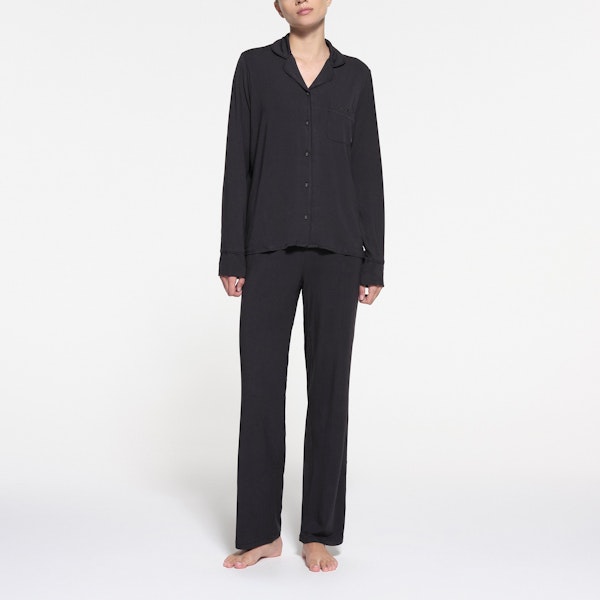 SKIMS SLEEP LONG SLEEVE BUTTON UP SLEEP SET | ONYX ON A MODEL FRONT VIEW