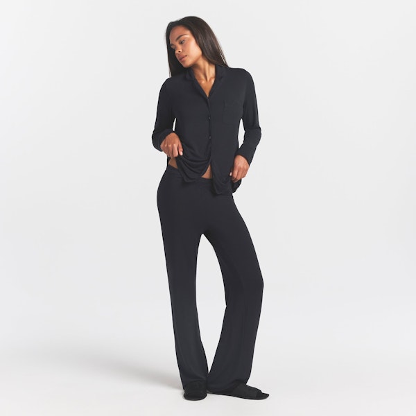 SKIMS SLEEP LONG SLEEVE BUTTON UP SET | ONYX ON A MODEL FRONT VIEW