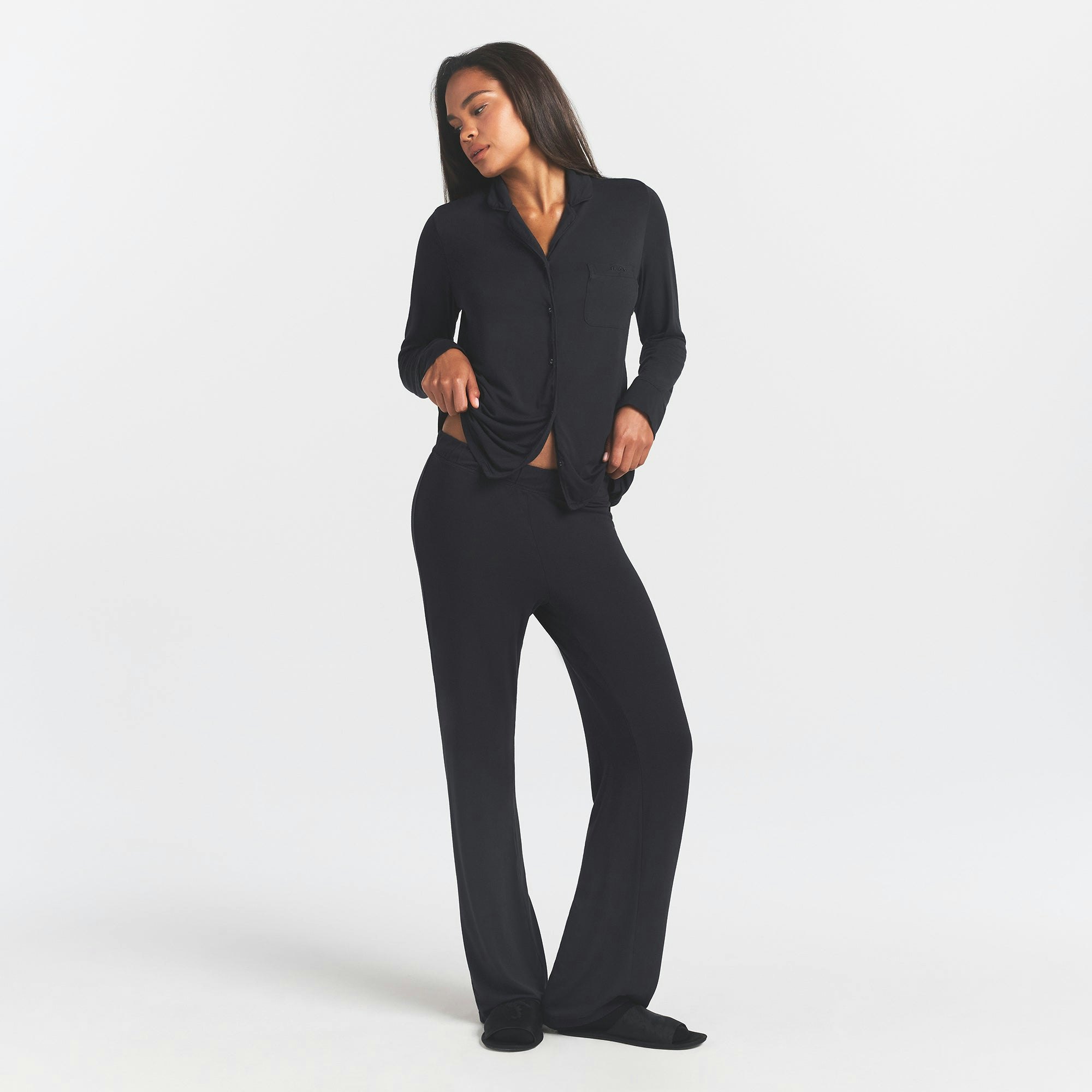 SKIMS SLEEP LONG SLEEVE BUTTON UP SET | ONYX ON A MODEL FRONT VIEW @ | FOCUS: 0.0, 1.0, 0.9